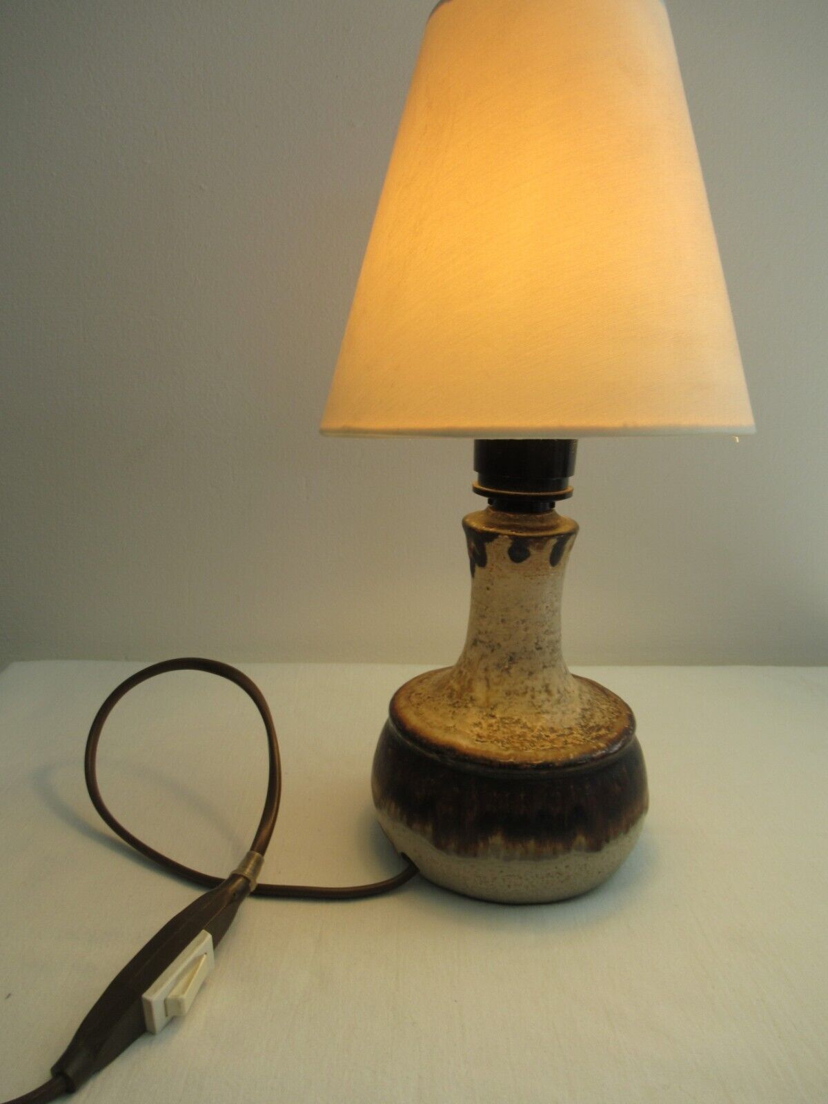 Vintage scandinavian table lamp designed by Jette Hellerøe for danish ceramic wo