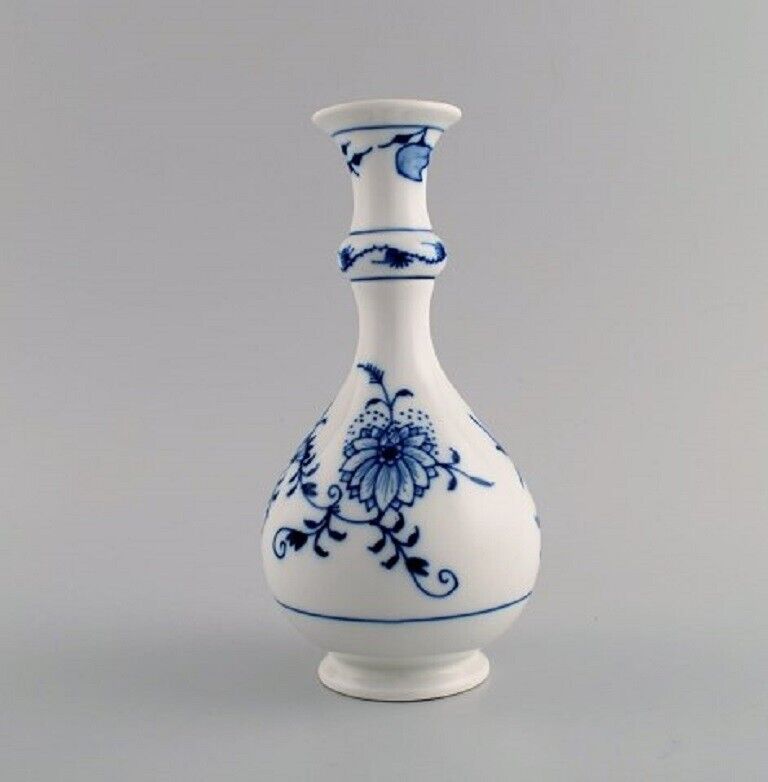 Antique Meissen Blue Onion vase in hand-painted porcelain Early 20th C