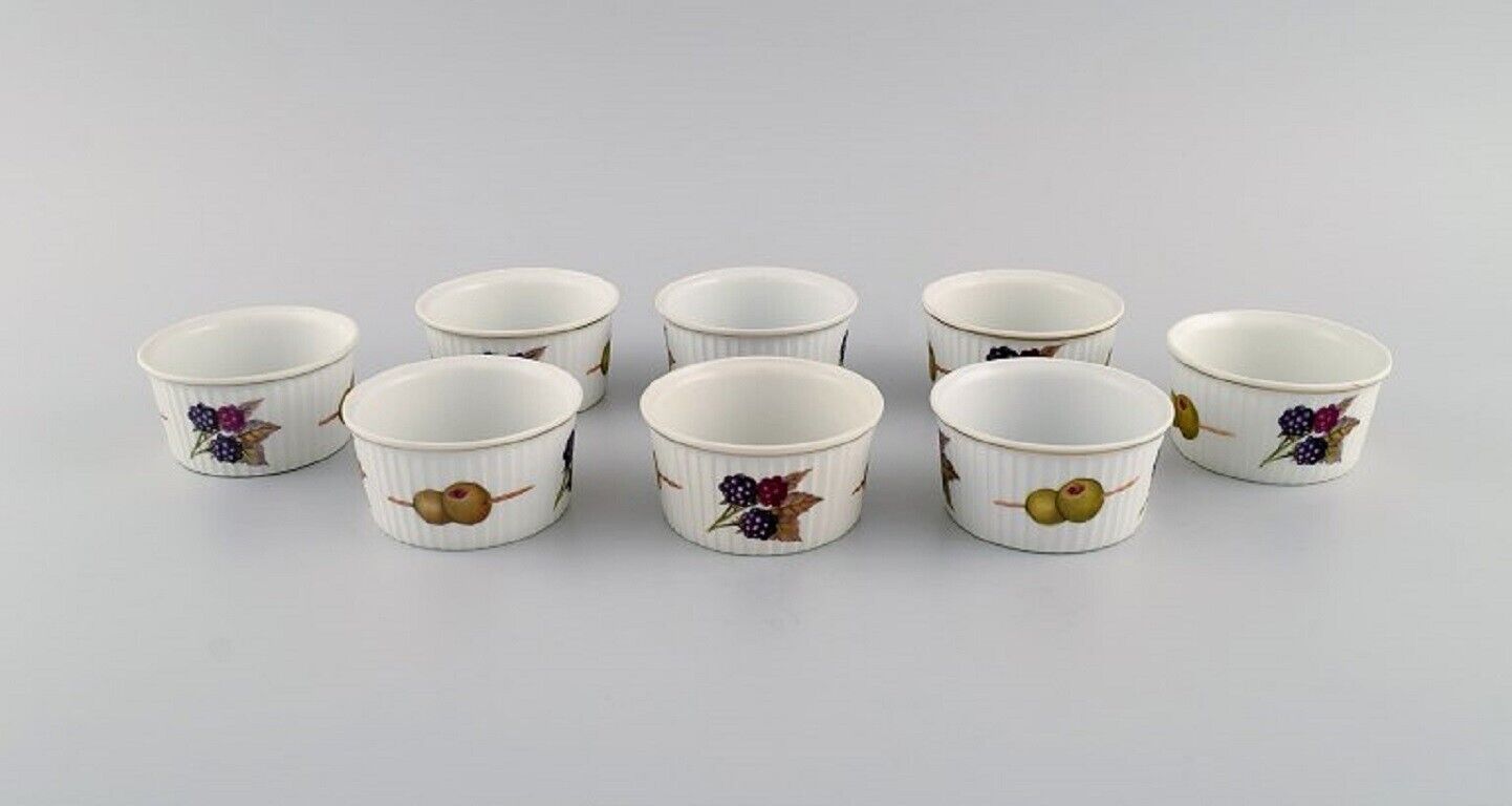 Royal Worcester England Eight small Evesham porcelain bowls with fruits