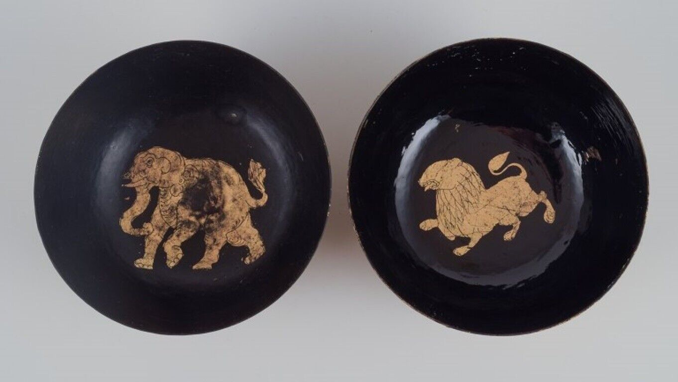 Four Asian bowls made of papier-mâché Decorated in gold and black