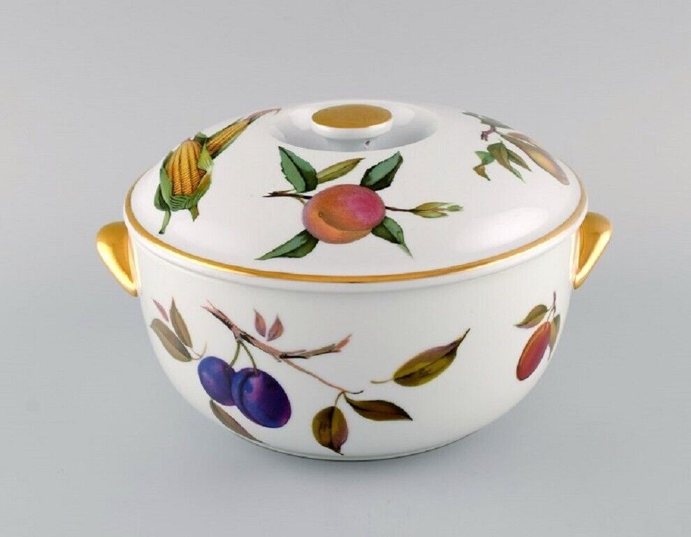 Royal Worcester England Large Evesham lidded tureen in porcelain