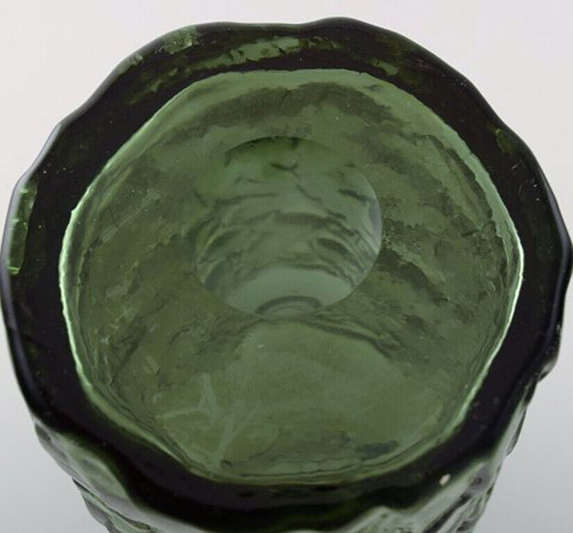 Finnish glass artist Vase in green mouth blown art glass Abstract motif