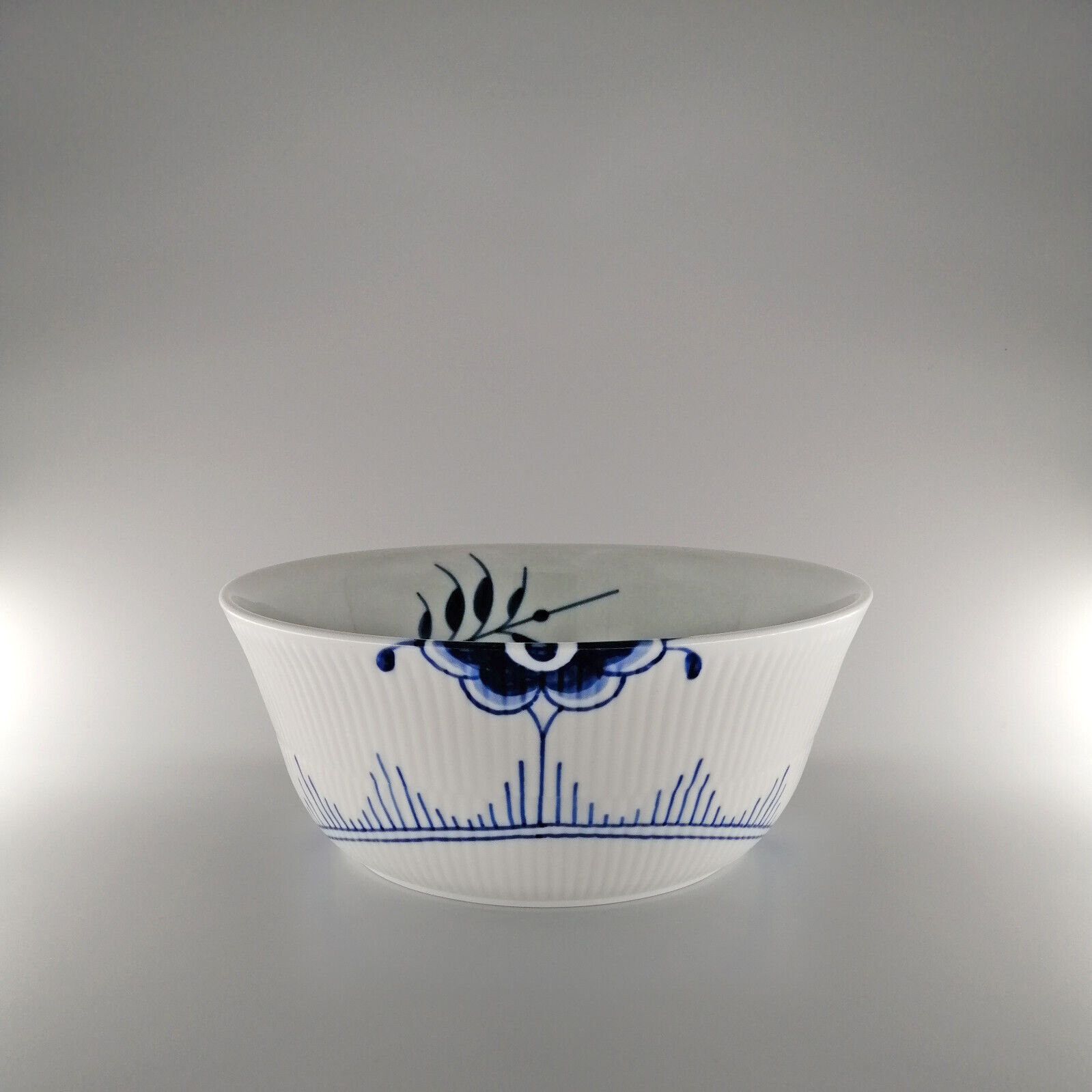 Royal Copenhagen Blue Fluted Mega Thermal Bowl (22 cm / 180 cl) - #453