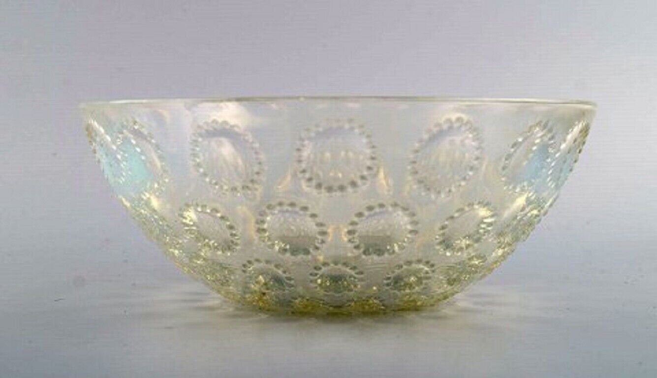 Early René Lalique "Asters" bowl in art glass Dated before 1945