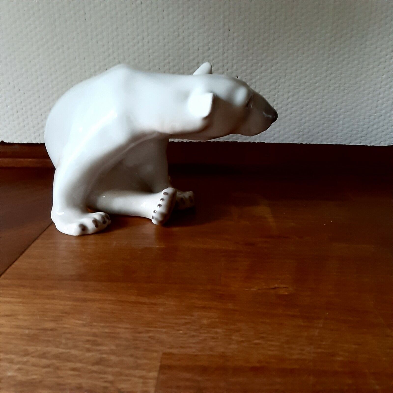 POLAR BEAR SITTING by Dahl Jensen for Bing & Grondahl & RC # 1629 Fact 2nd