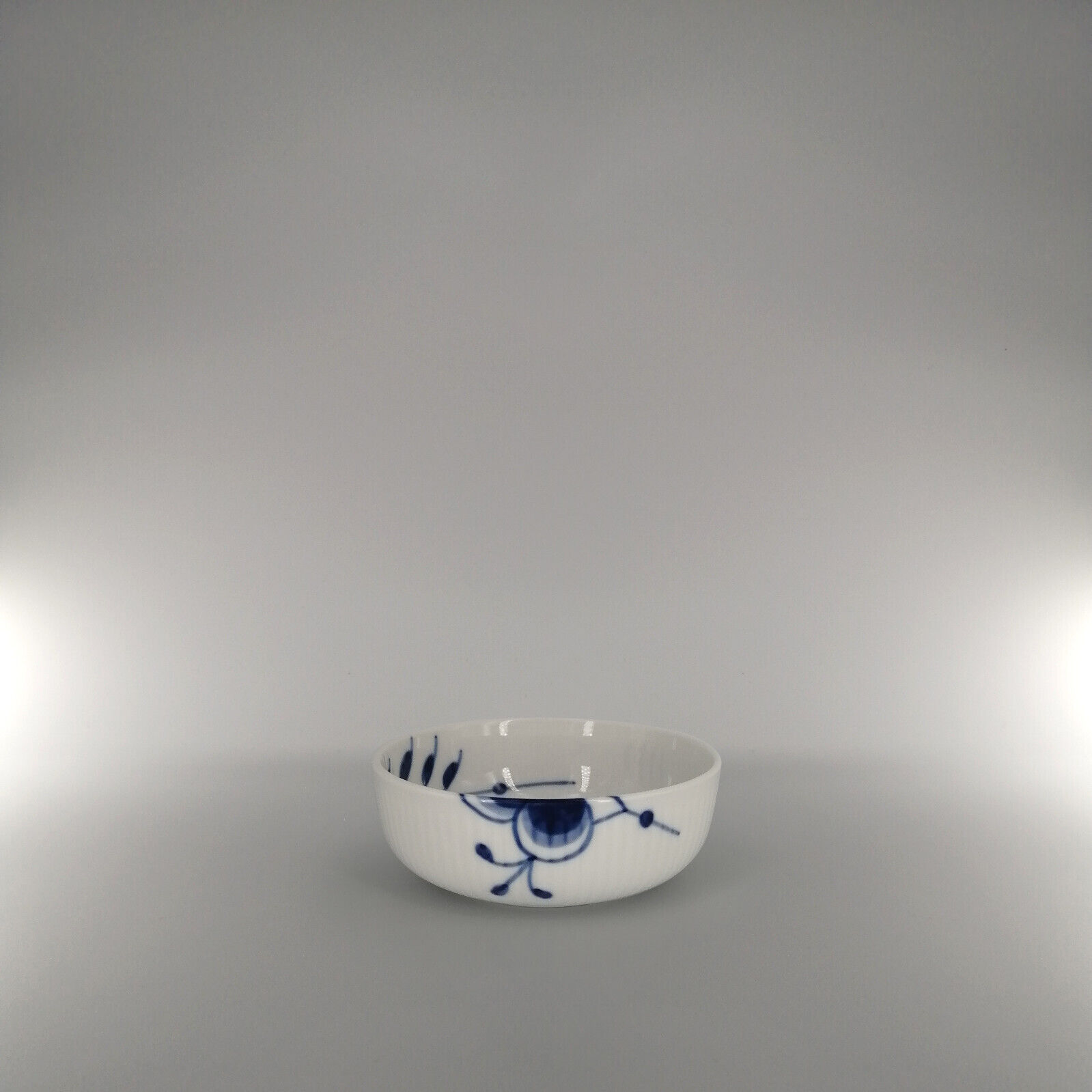 Royal Copenhagen Blue Fluted Mega Bowl #2 (115 cm / 30 cl) - #463-aa