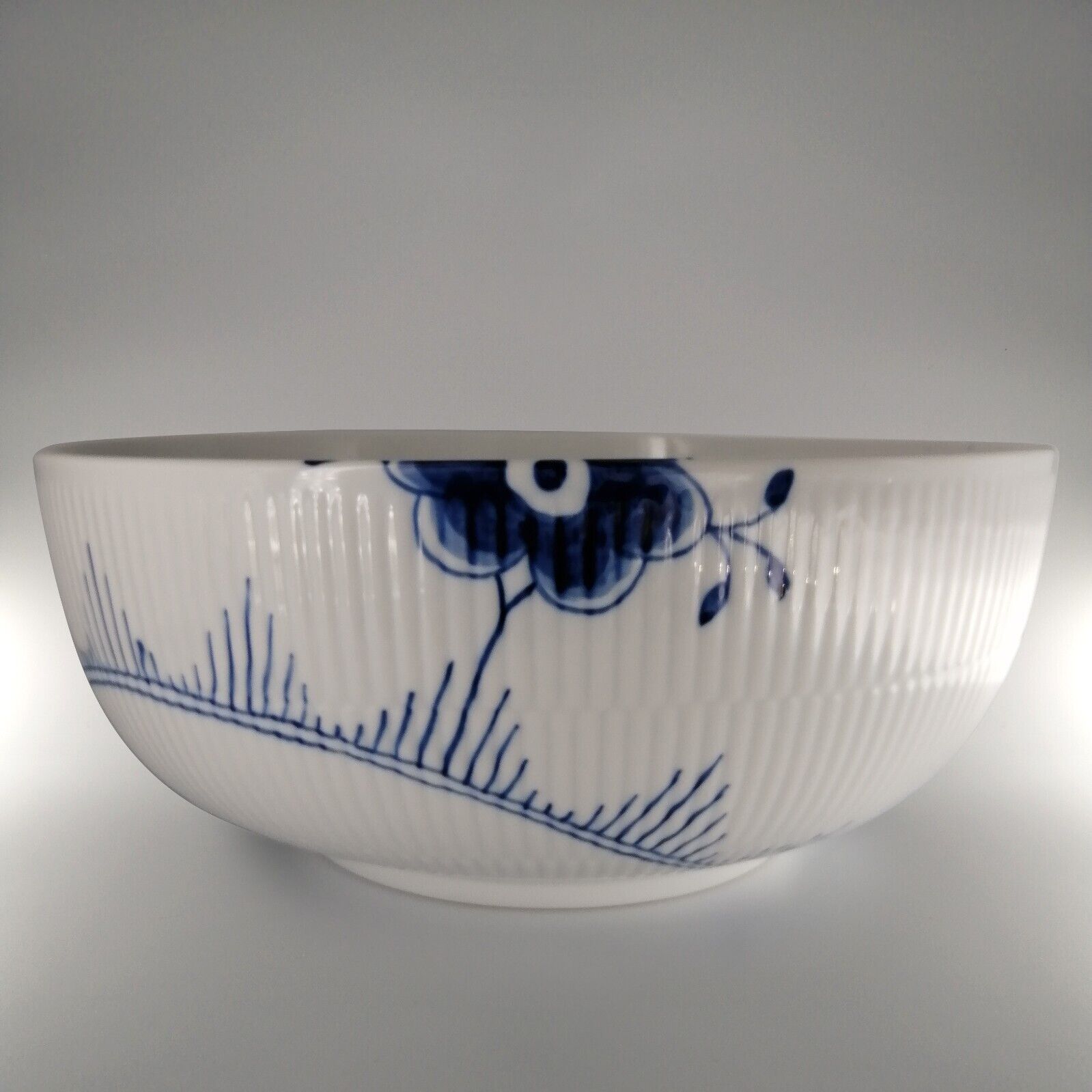 Royal Copenhagen Blue Fluted Mega Bowl (34 cm / 1000 cl) - #189