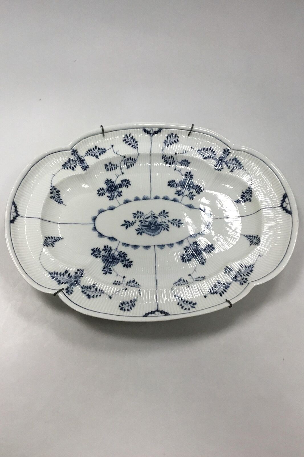 Meissen Large fluted dish with blue decoration