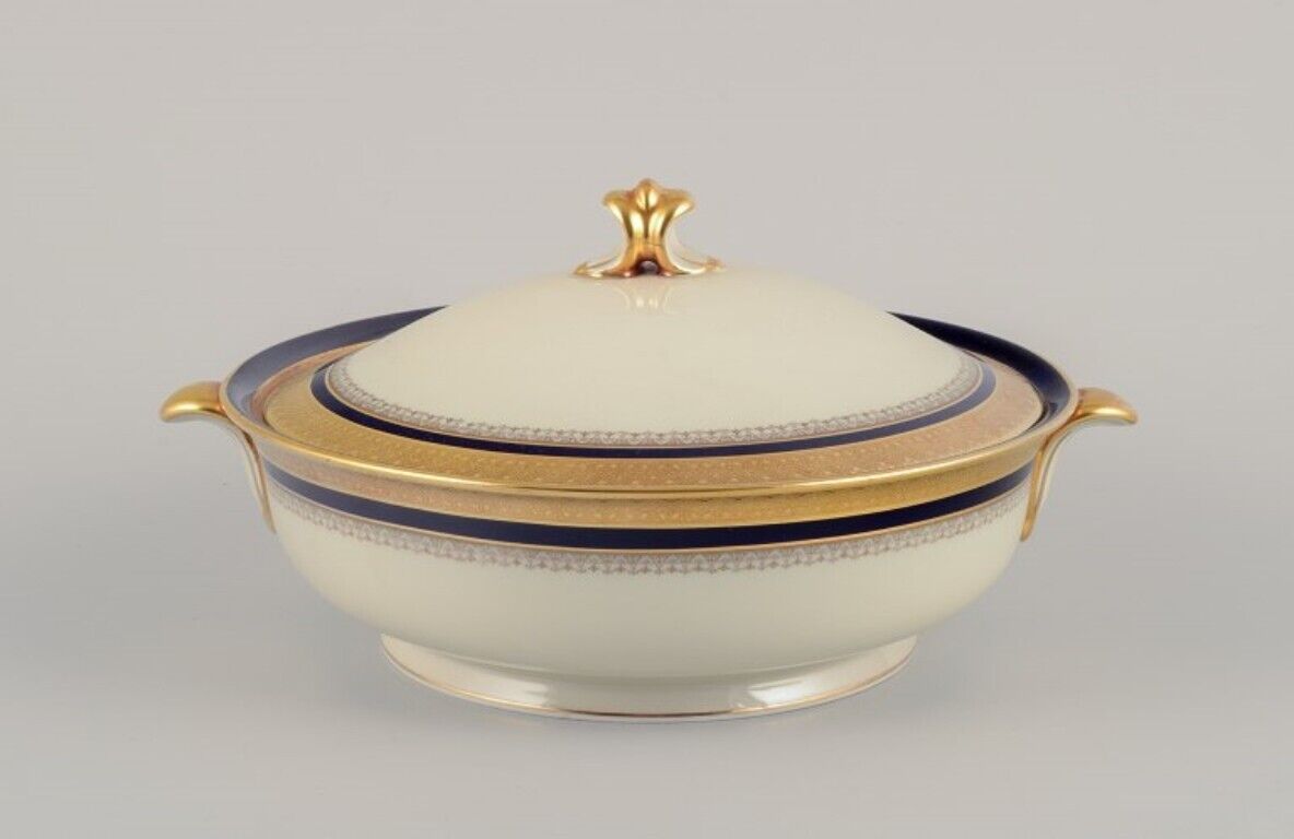 Hutschenreuther Germany Large lidded bowl from the "Margarete" series