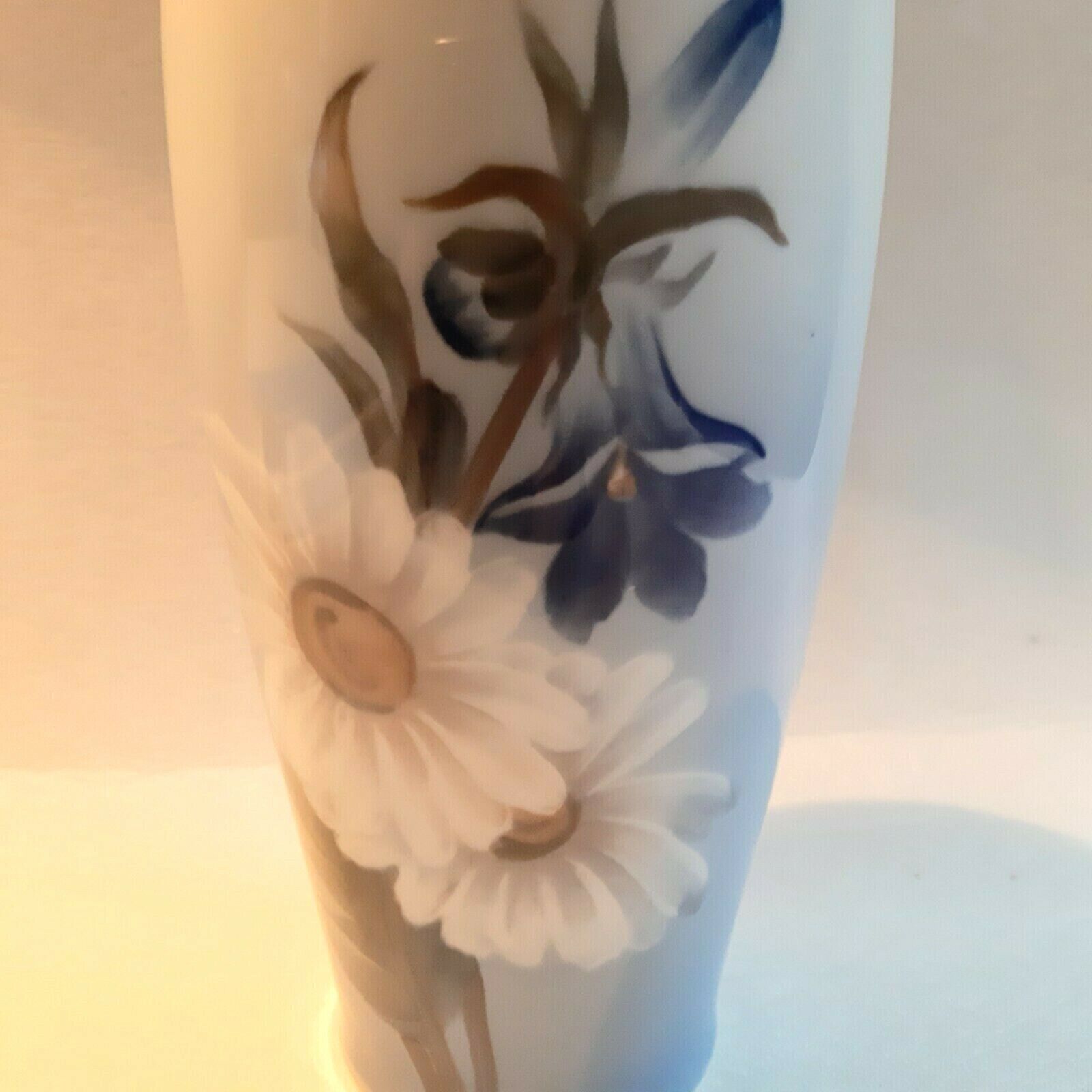 Sweet vase with Flower decor # 2651-235 Royal Copenhagen 1969-74 Fact 1