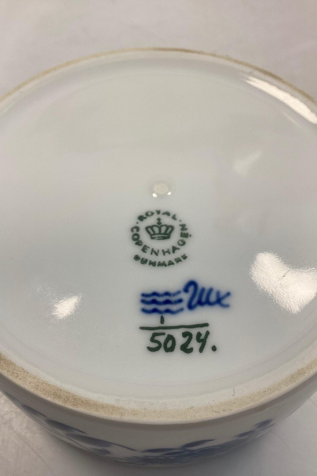 Royal Copenhagen Blue Fluted Plain Low jar / Bonbonniere No 5024