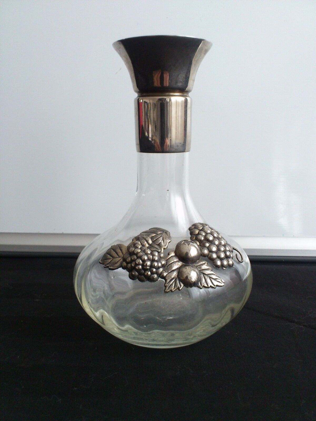 Lovely small decanter / carafe with silver plate ornament and neck 15 cm tall