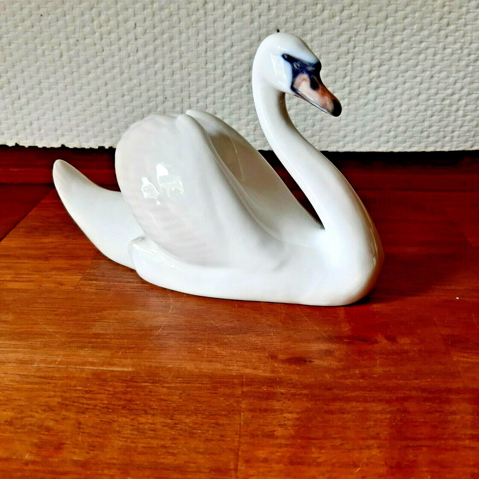 SWAN by Erik Nielsen for ROYAL COPENHAGEN Denmark # 073 Very Sweet