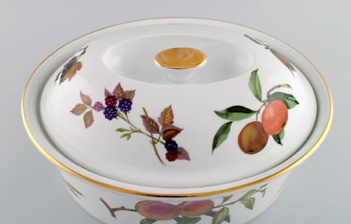 Royal Worcester England Large Evesham lidded tureen in porcelain