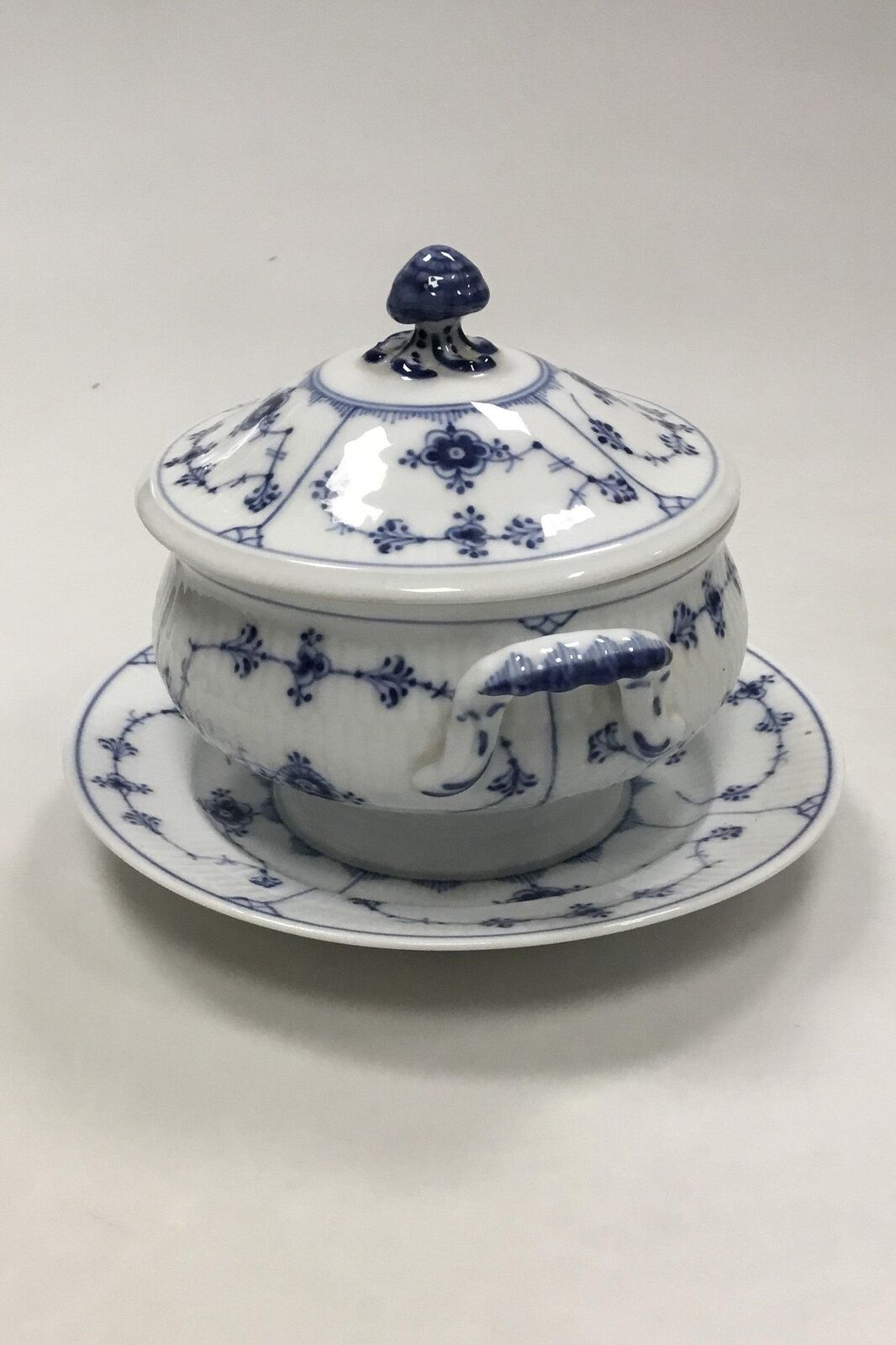 Royal Copenhagen Blue Fluted Plain Small round tureen No 205 N1