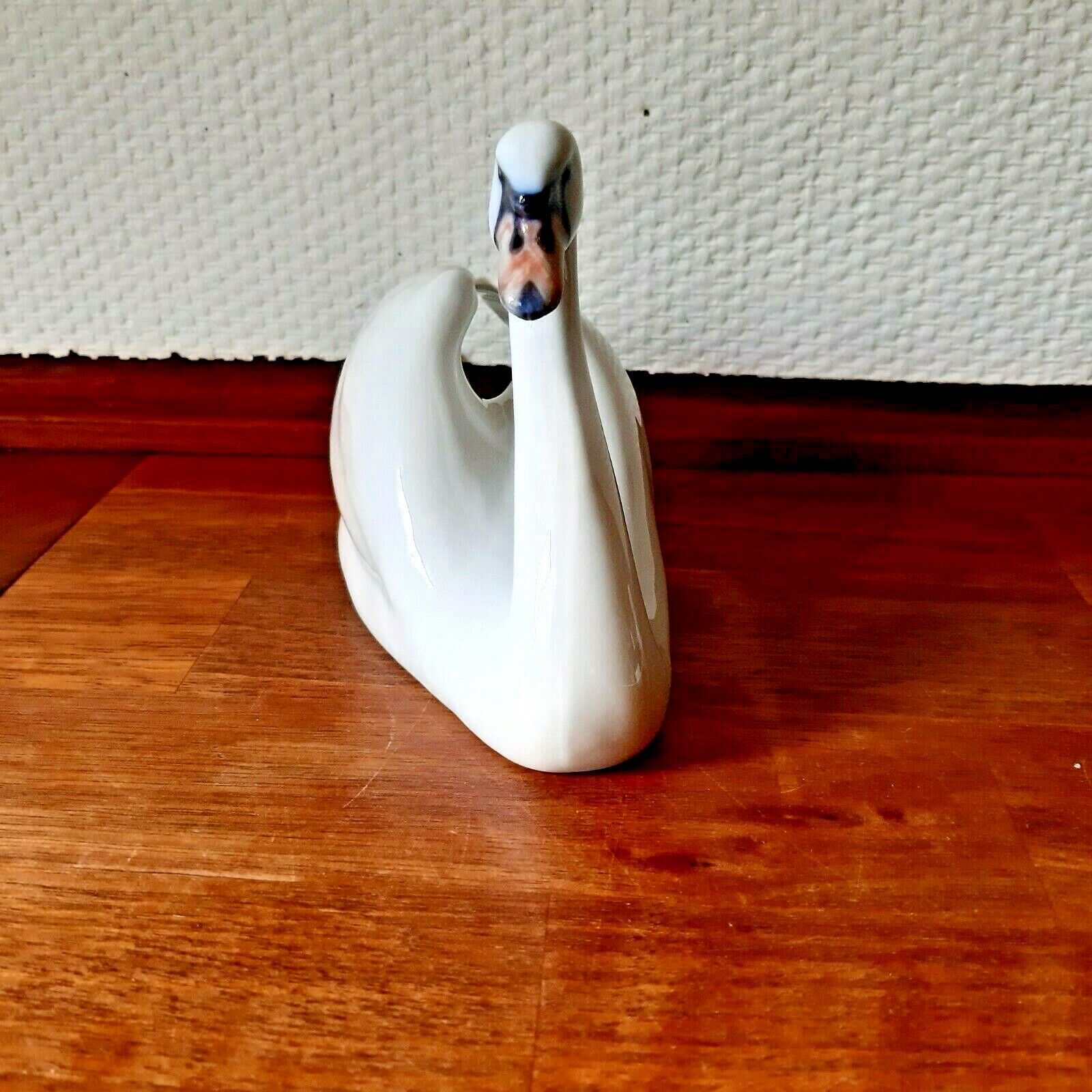 SWAN by Erik Nielsen for ROYAL COPENHAGEN Denmark # 073 Very Sweet