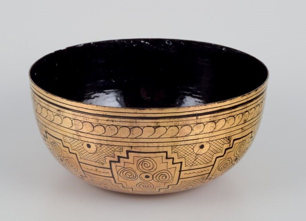 Five Asian bowls made of papier-mâché First half of the 20th C