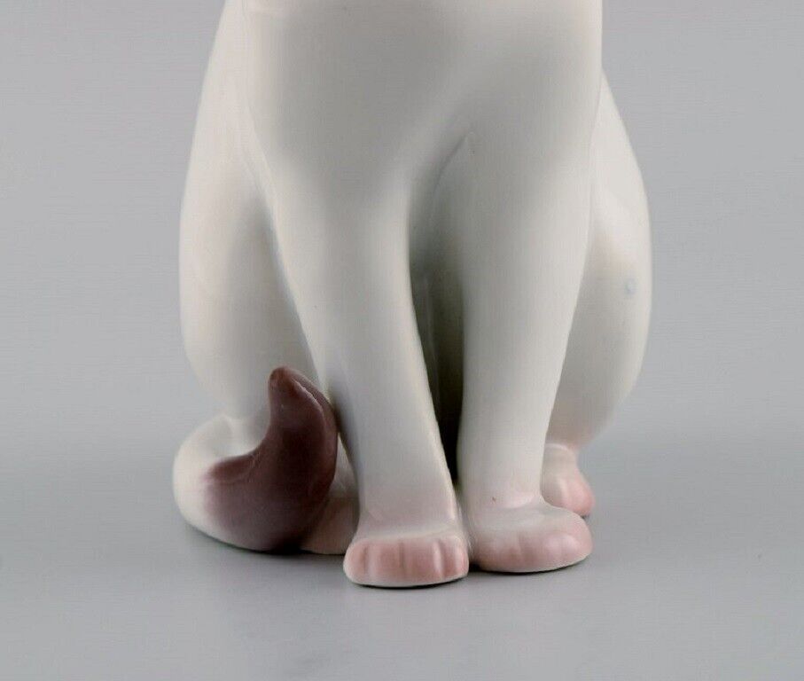 BG / Bing  Grondahl Sitting cat porcelain figurne Number 2476