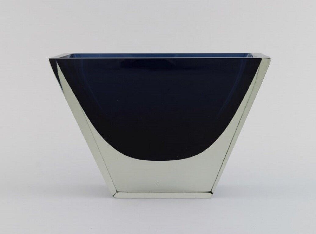 Harry Moilanen (1931-1991) Nuutajärvi Notsjö Vase in dark blue and clear glass