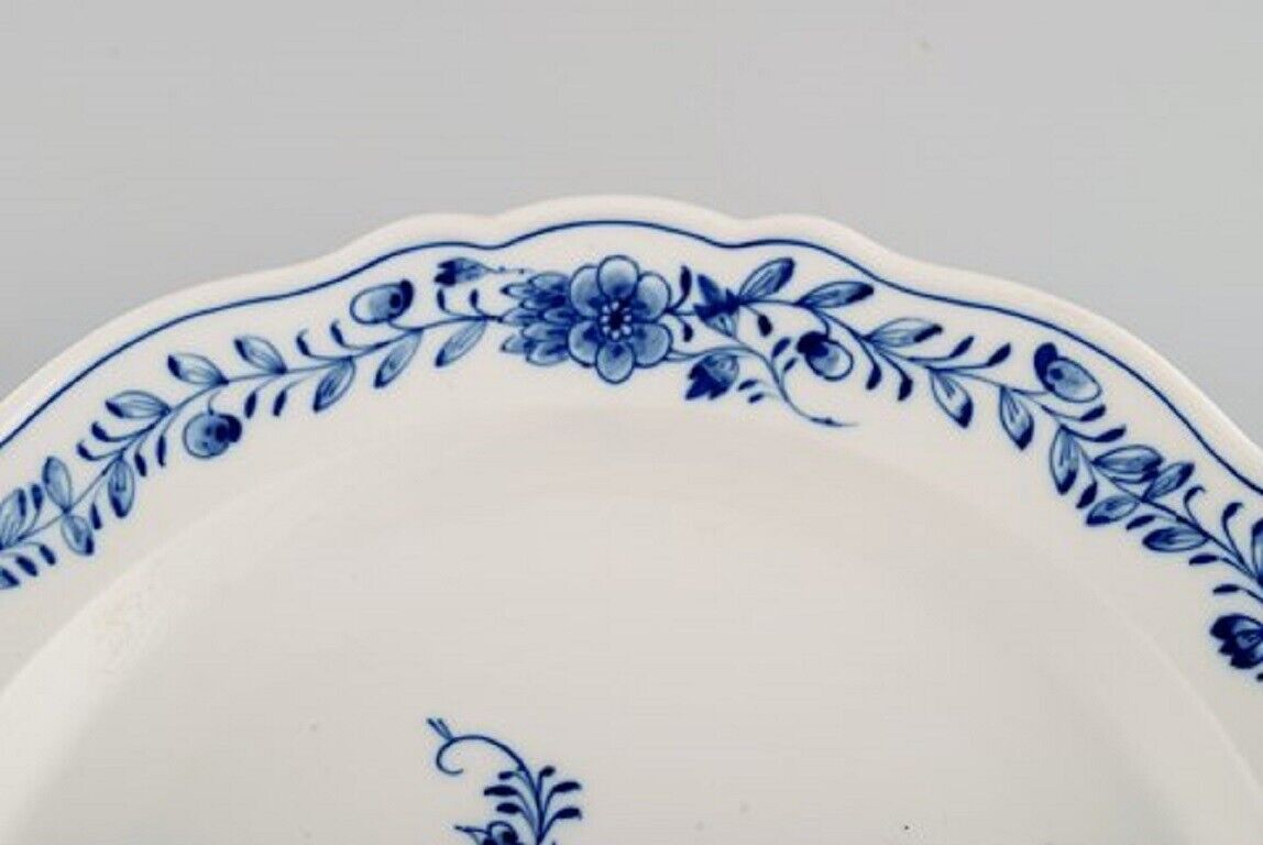 Round Meissen Neuer Ausschnitt serving dish in hand-painted porcelain