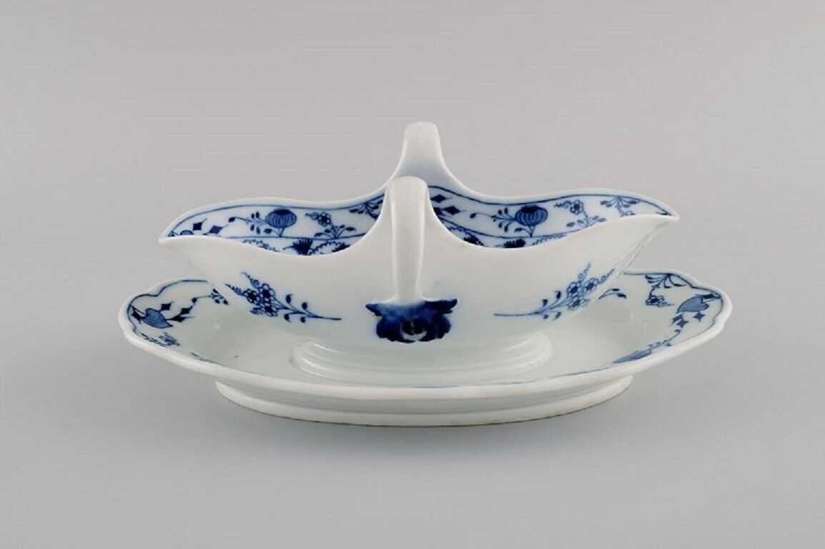 Antique Meissen Blue Onion sauce bowl in hand-painted porcelain Late 19th C