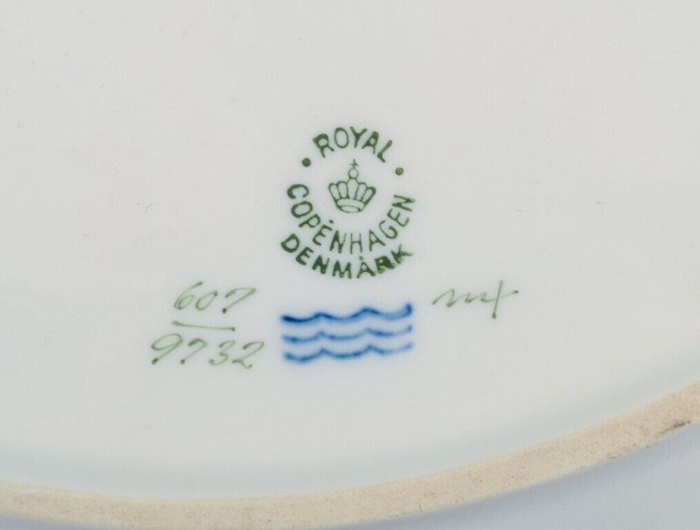 Royal Copenhagen no 607 Round serving dish in porcelain