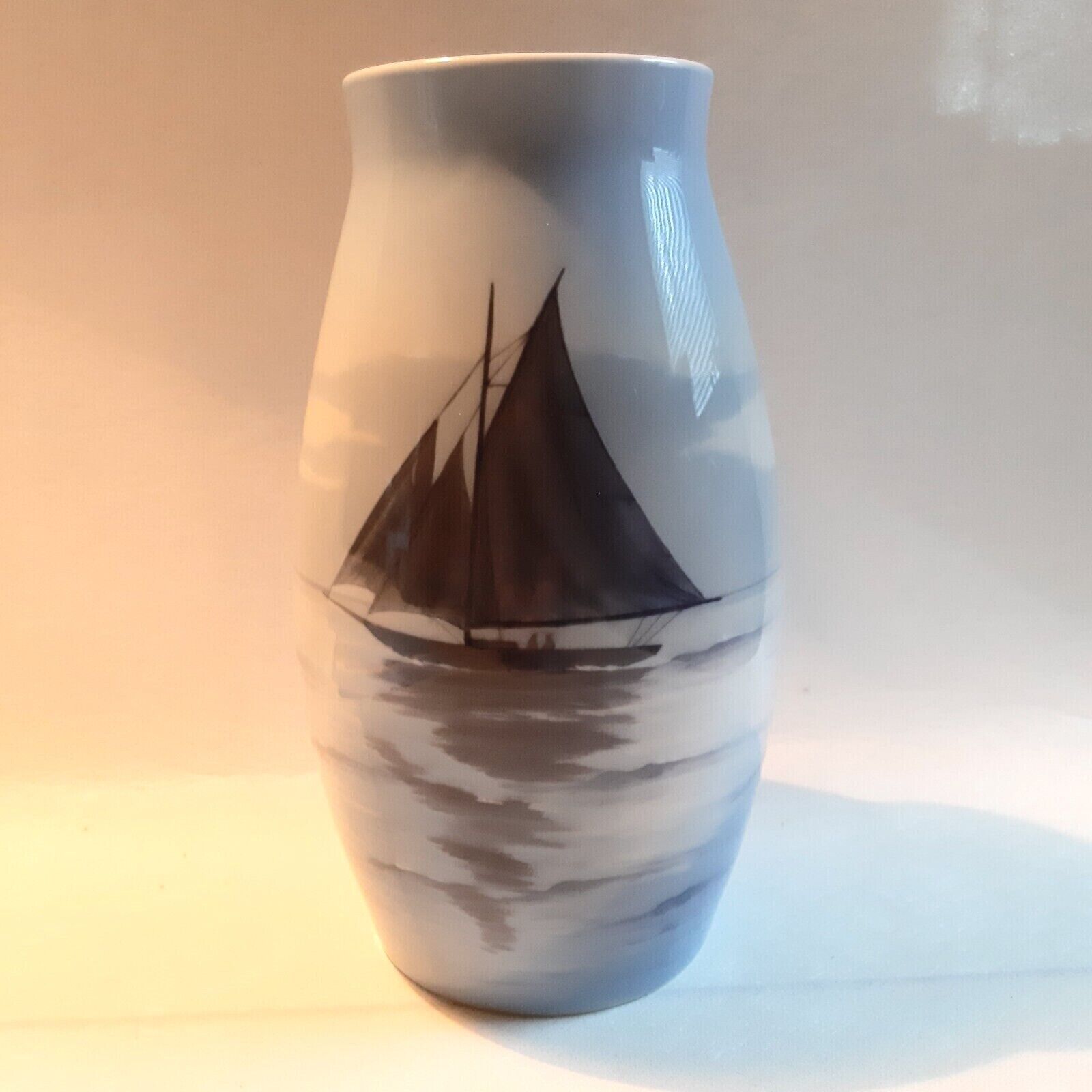 SAILBOAT Vase # 830-5247 Bing  Grondahl Royal Copenhagen Fact 2