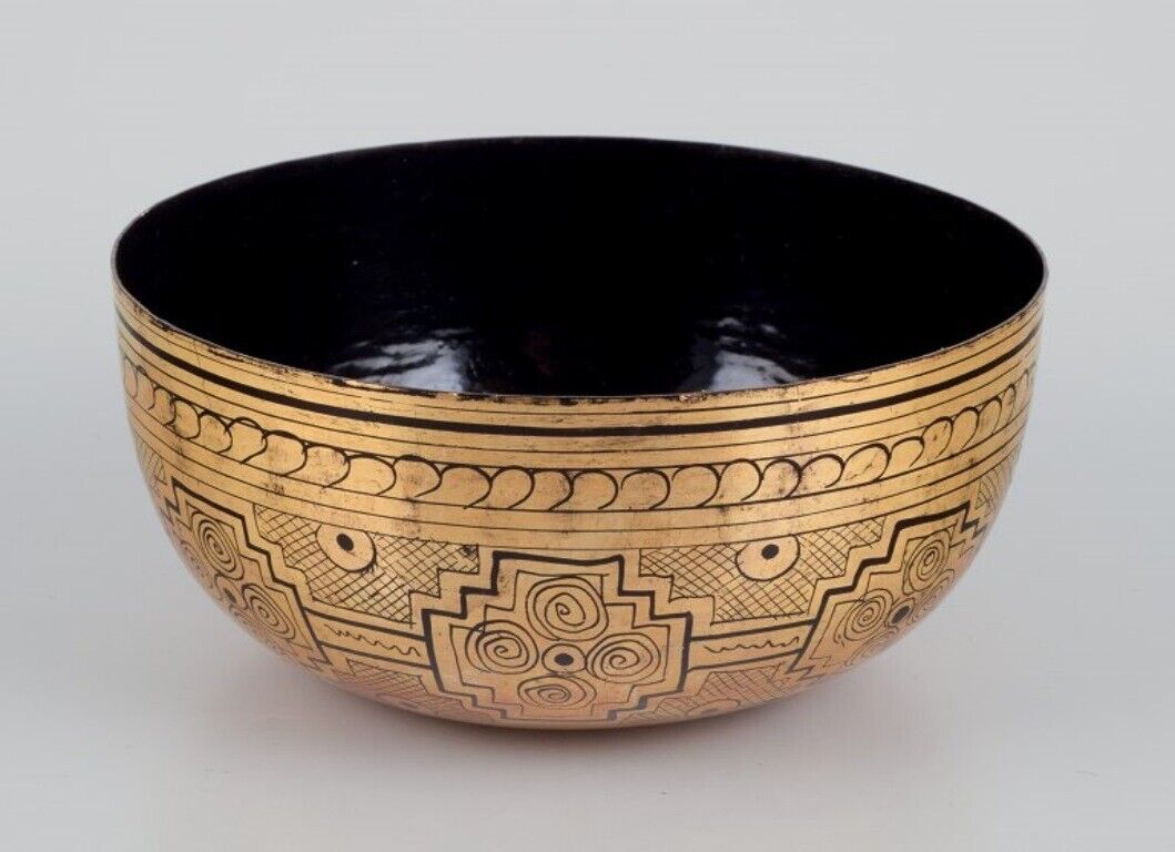 Four Asian bowls made of papier-mâché Decorated in gold and black