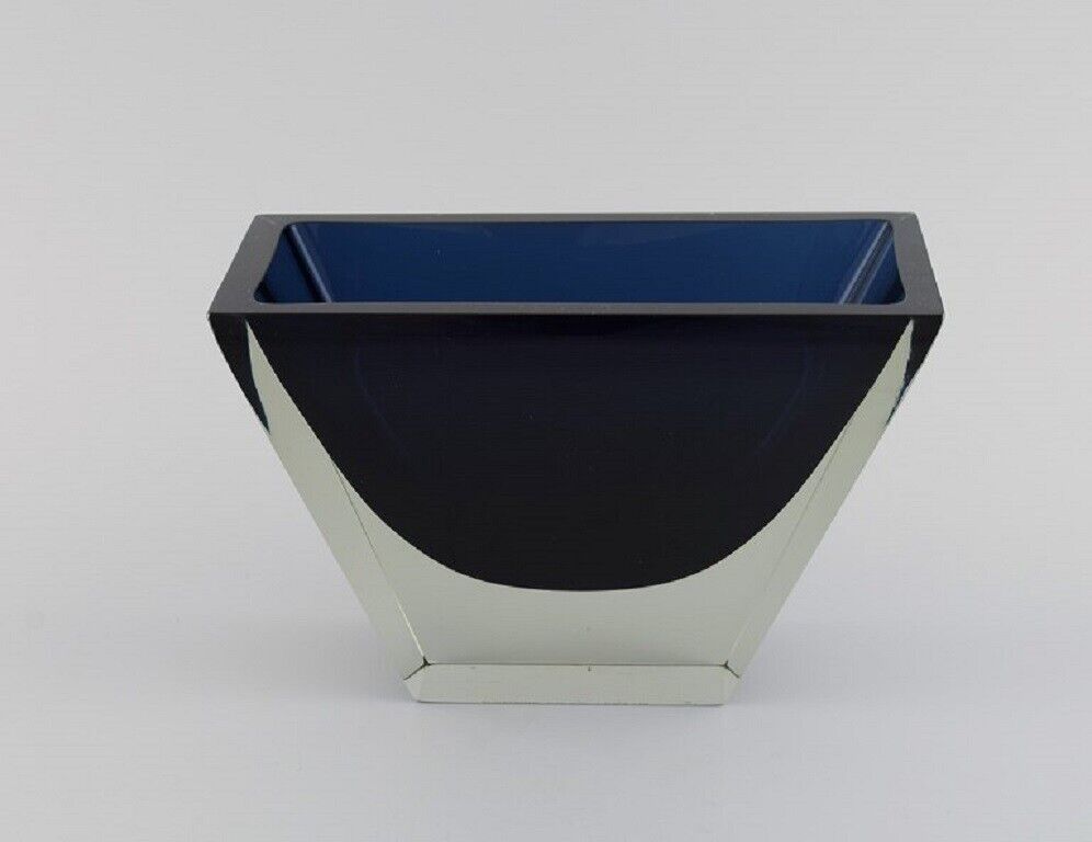 Harry Moilanen (1931-1991) Nuutajärvi Notsjö Vase in dark blue and clear glass