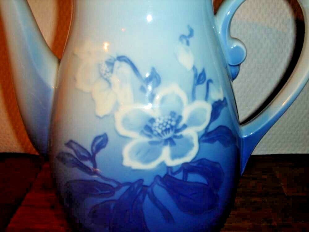 COFFEE POT #91A CHRISTMAS ROSE 1952 - 58 Bing  Grondahl Royal Copenhagen Fact 2