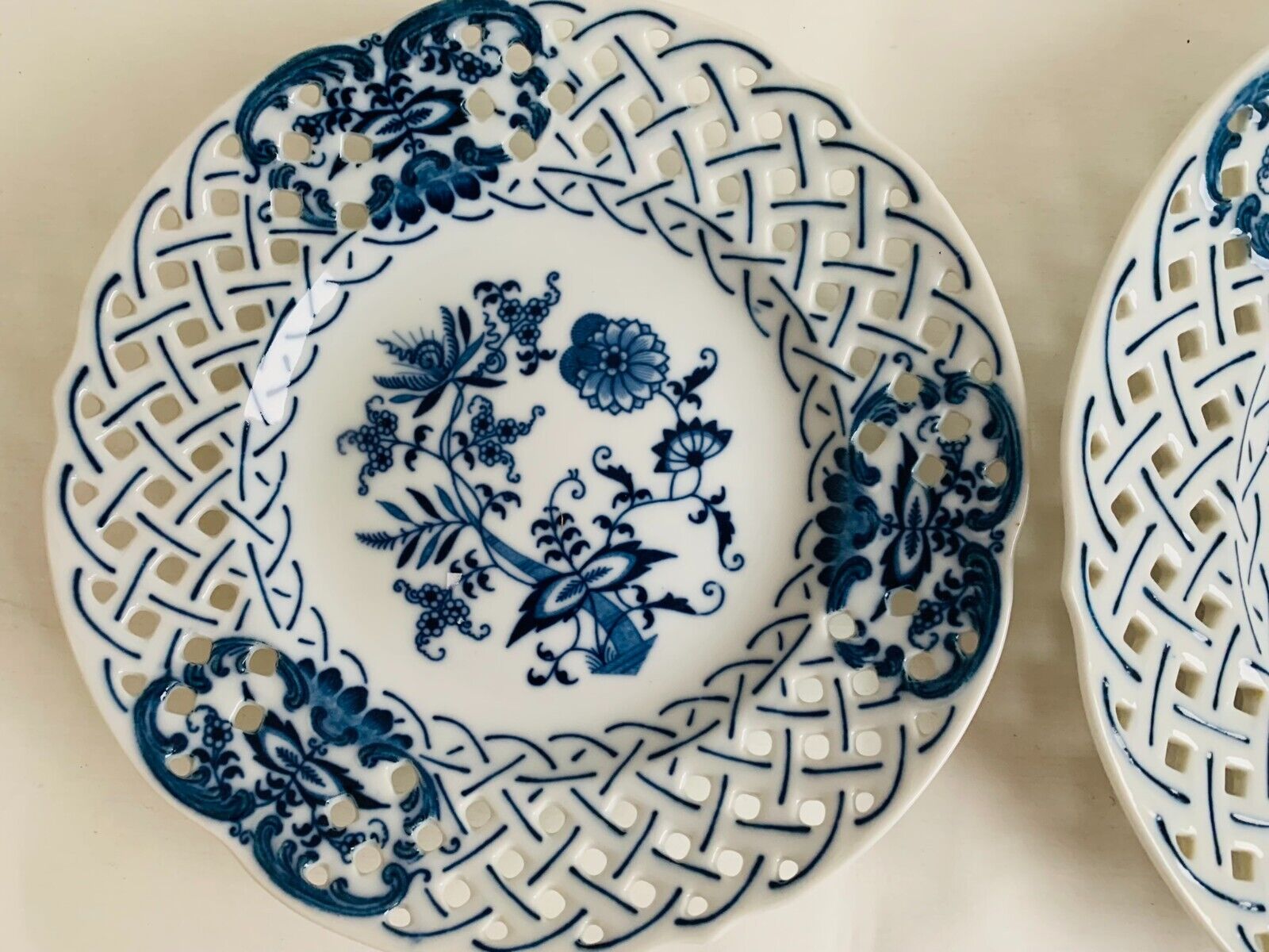 A pair of Blue Danube reticulated plates Ø26cm Ø21cm