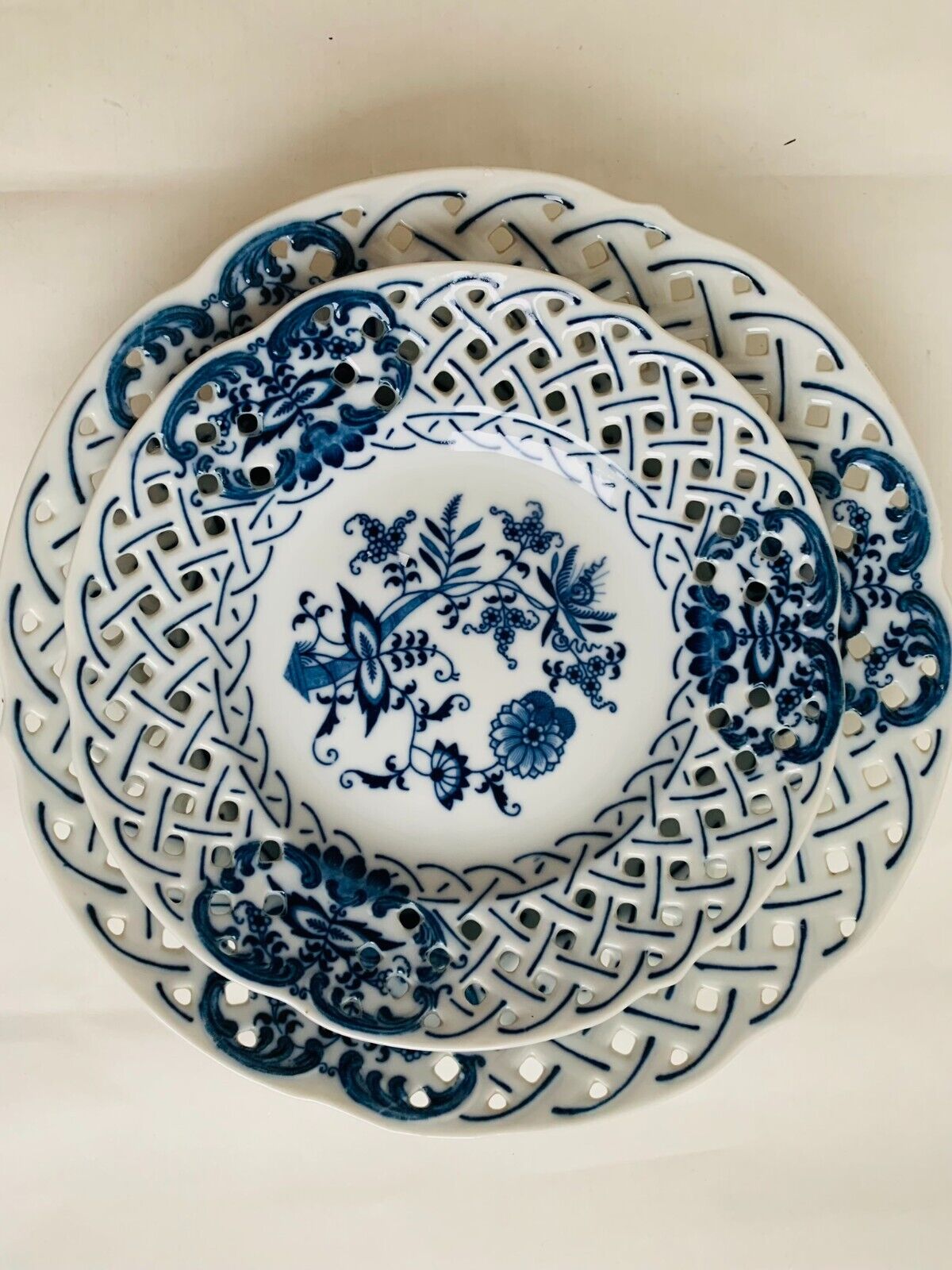 A pair of Blue Danube reticulated plates Ø26cm Ø21cm