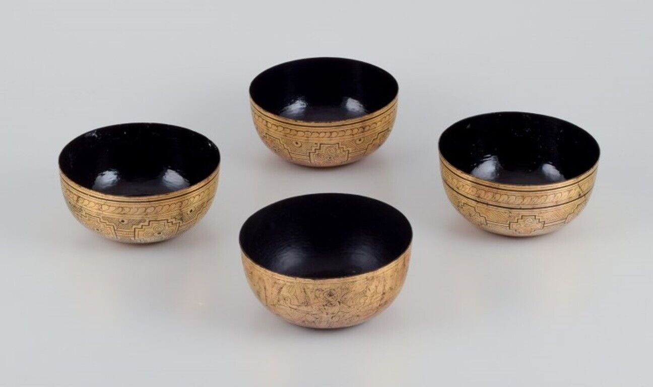 Four Asian bowls made of papier-mâché Decorated in gold and black