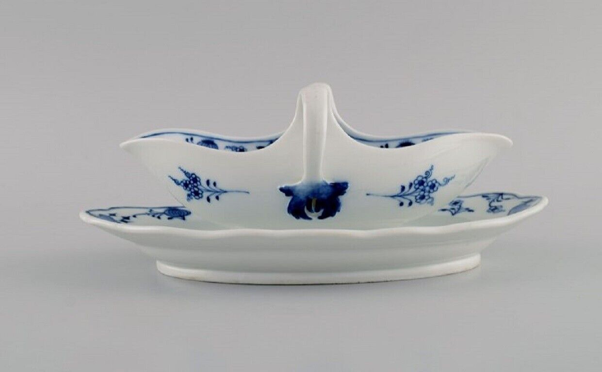 Antique Meissen Blue Onion sauce bowl in hand-painted porcelain Late 19th C