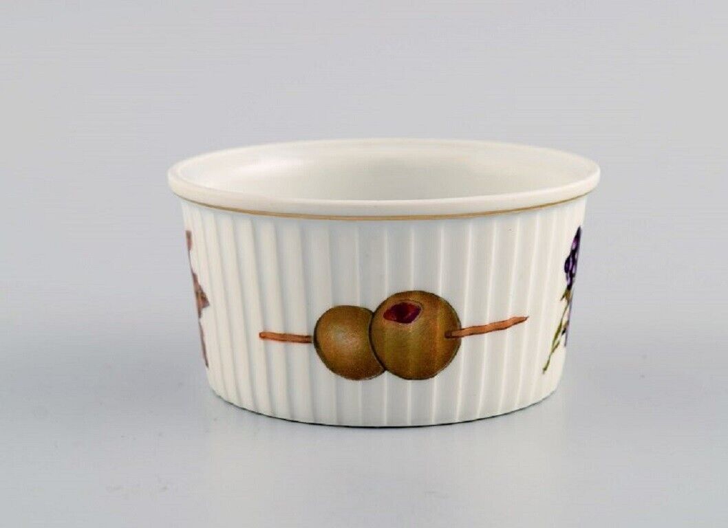 Royal Worcester England Six small Evesham porcelain bowls decorated with fruits