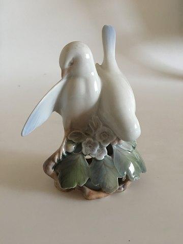 Royal Copenhagen Figurine of Two Doves No 402