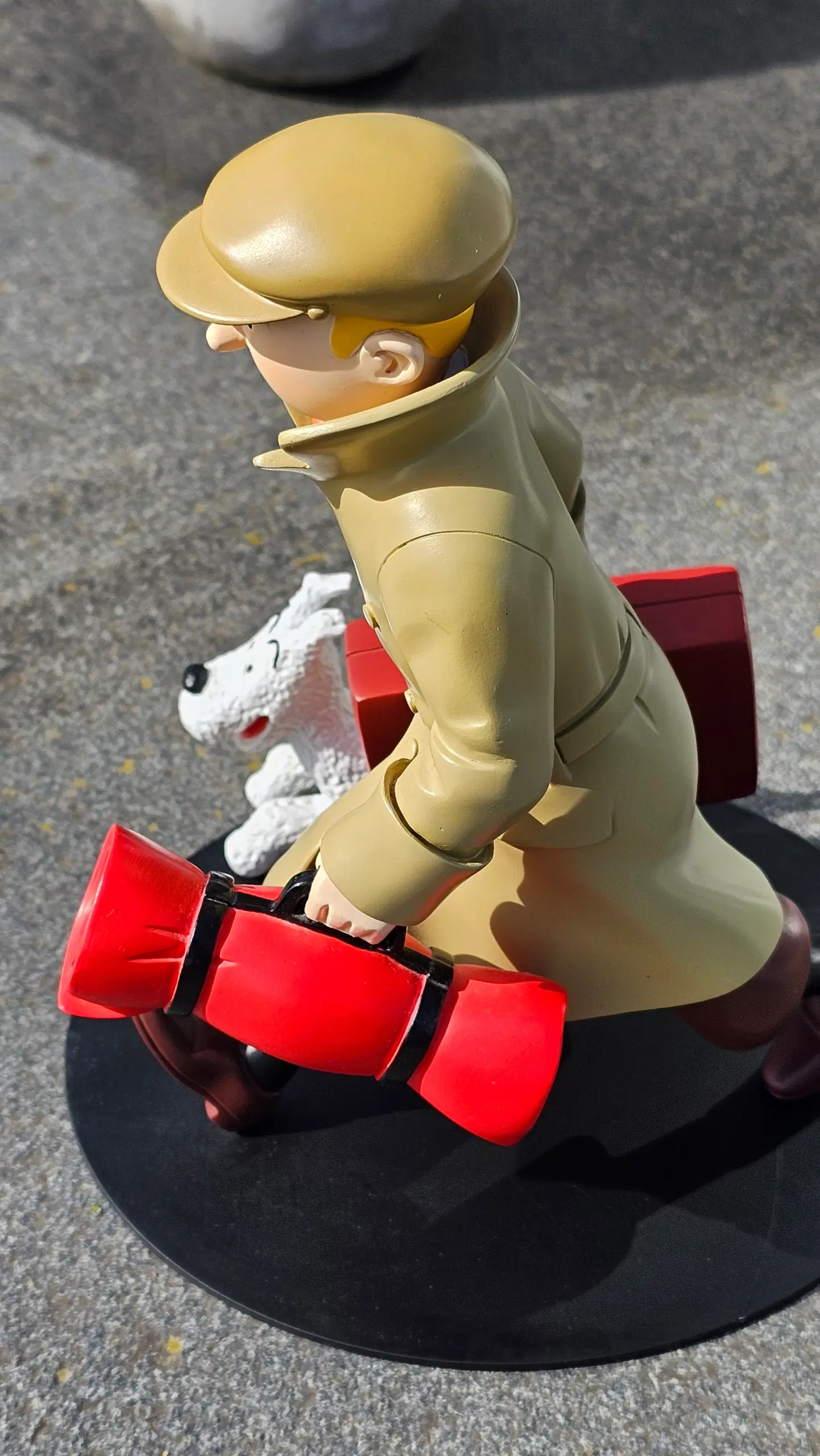 Tintin Ankommer statue