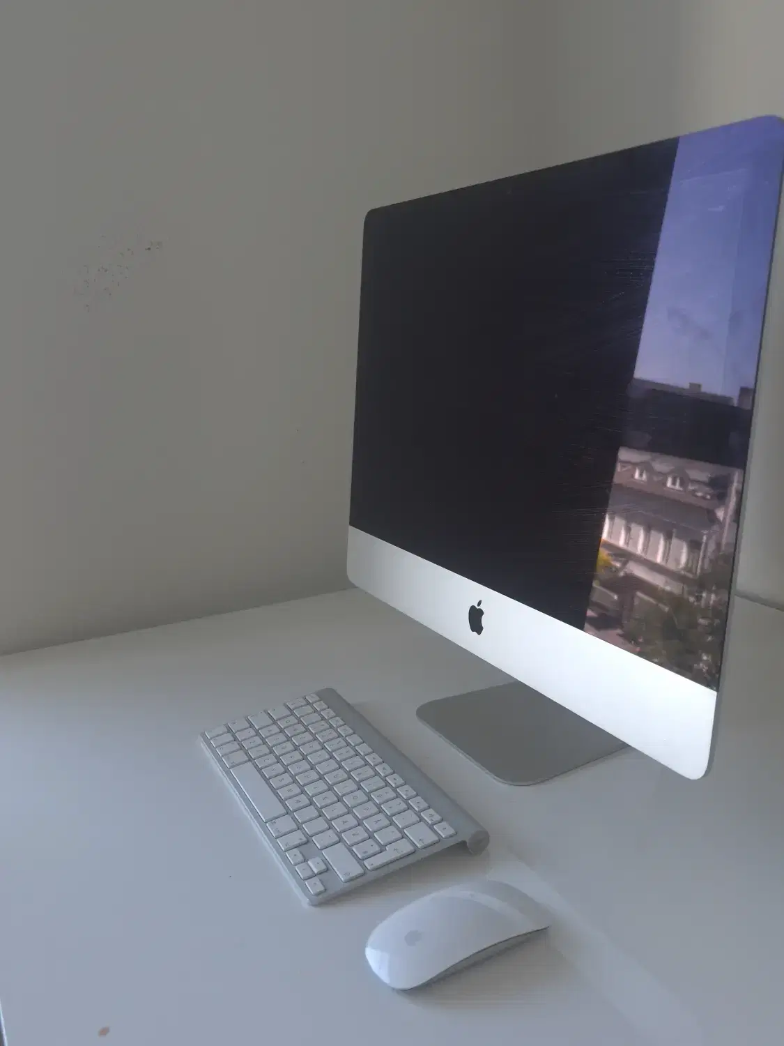 Næsten ubrugt iMac 215" m nyt tastatur/mus