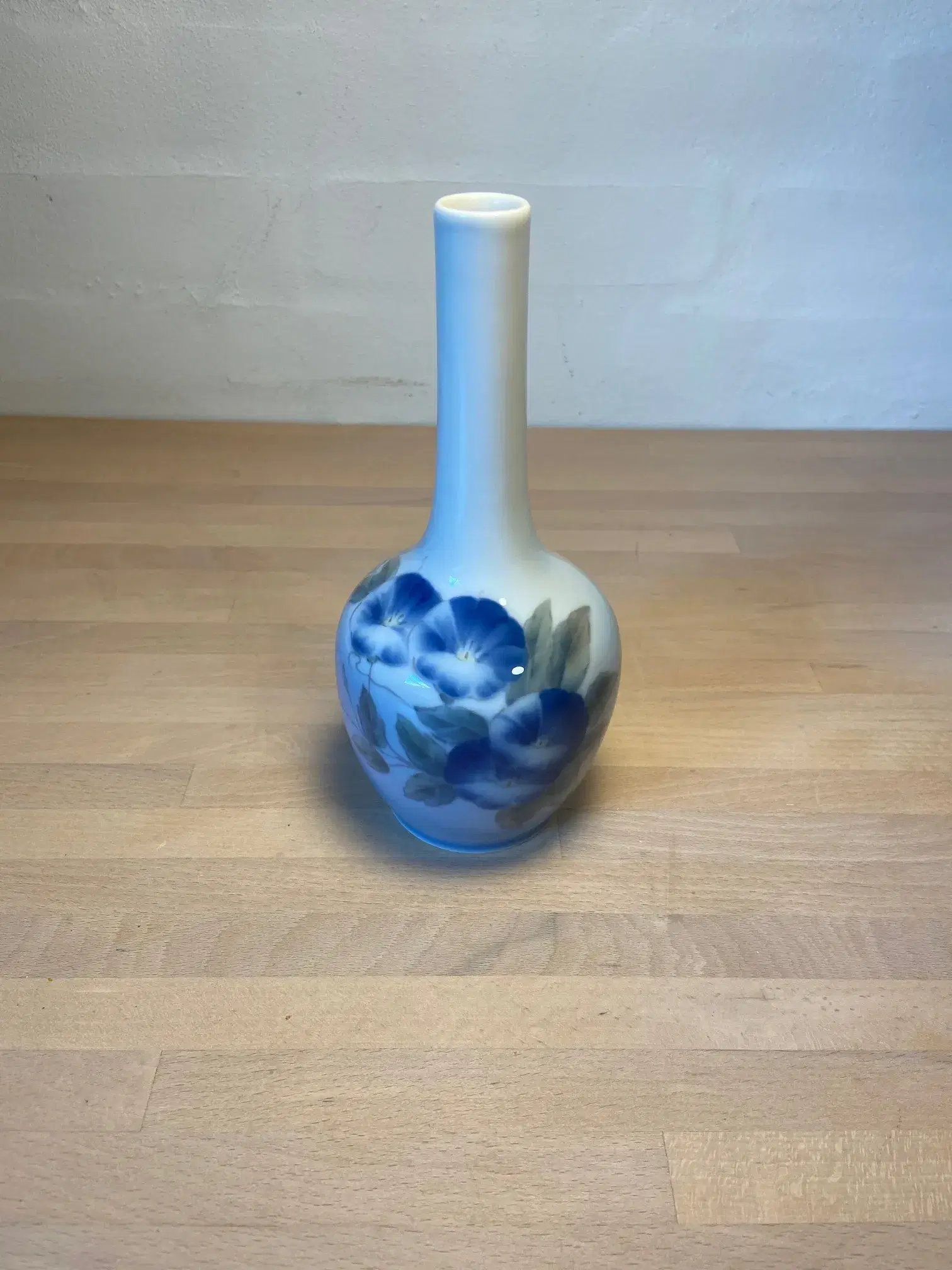 Royal Copenhagen vase lyseblå 20 cm høj