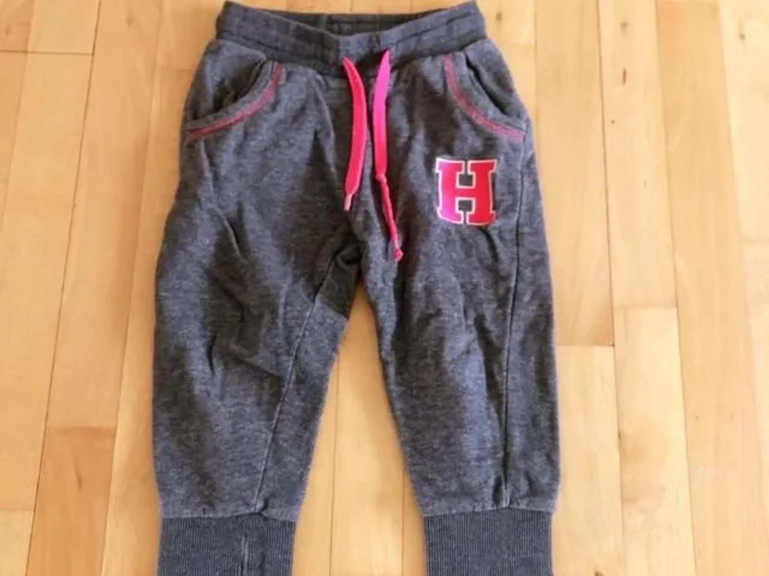 Hummel grå joggingbuks med pink str 104