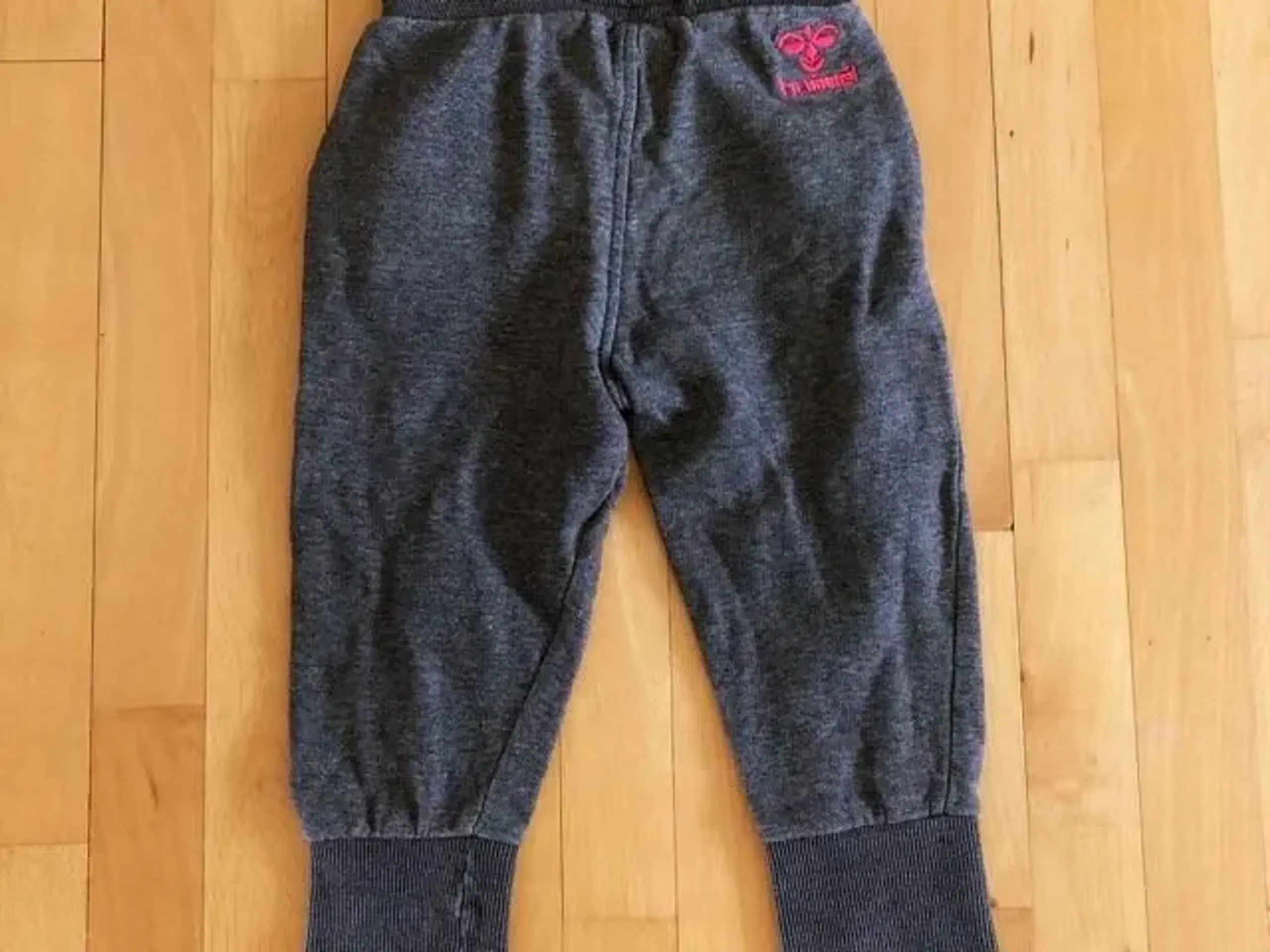 Hummel grå joggingbuks med pink str 104