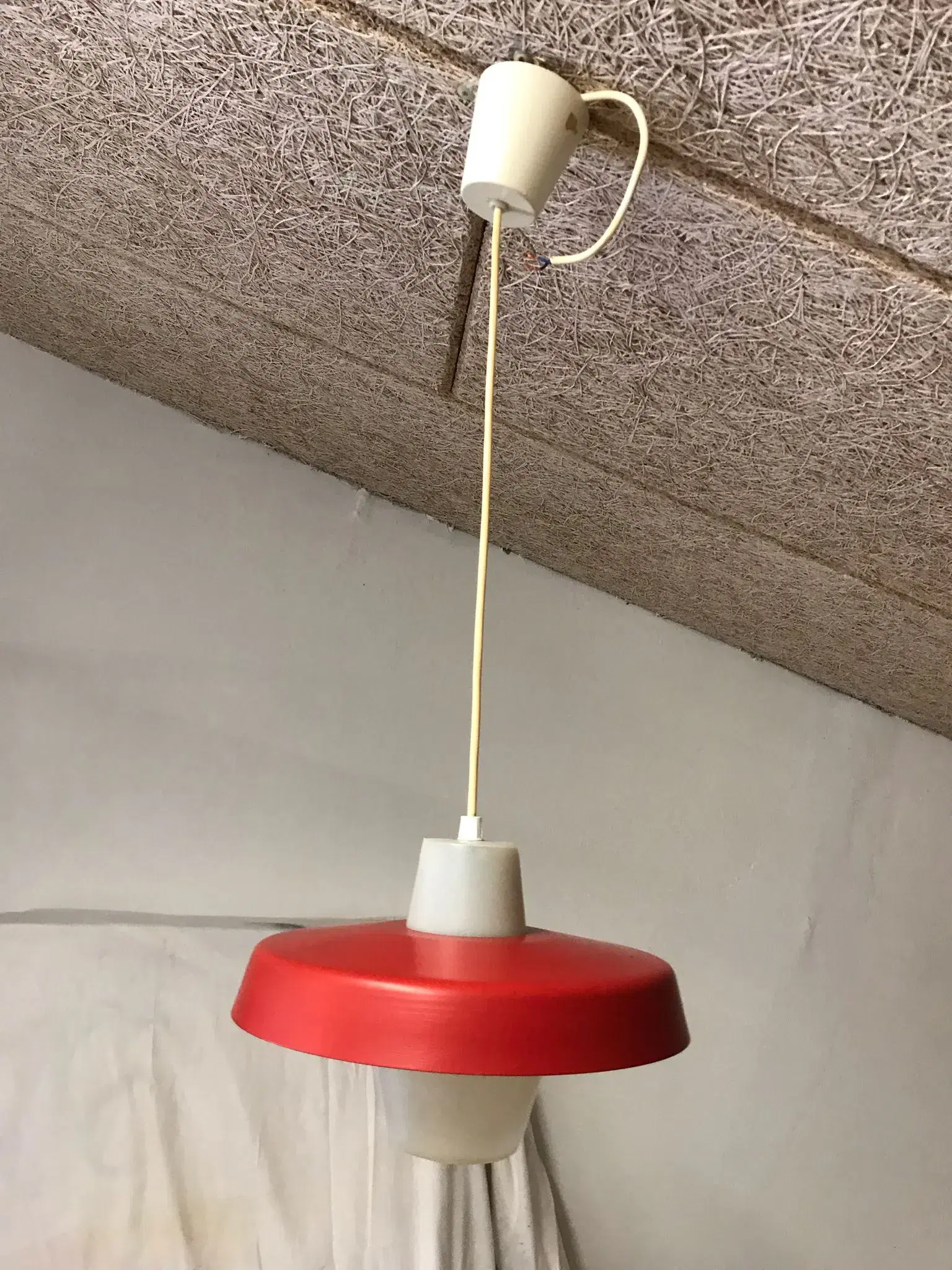 Reto lampe med rød og hvid skærm