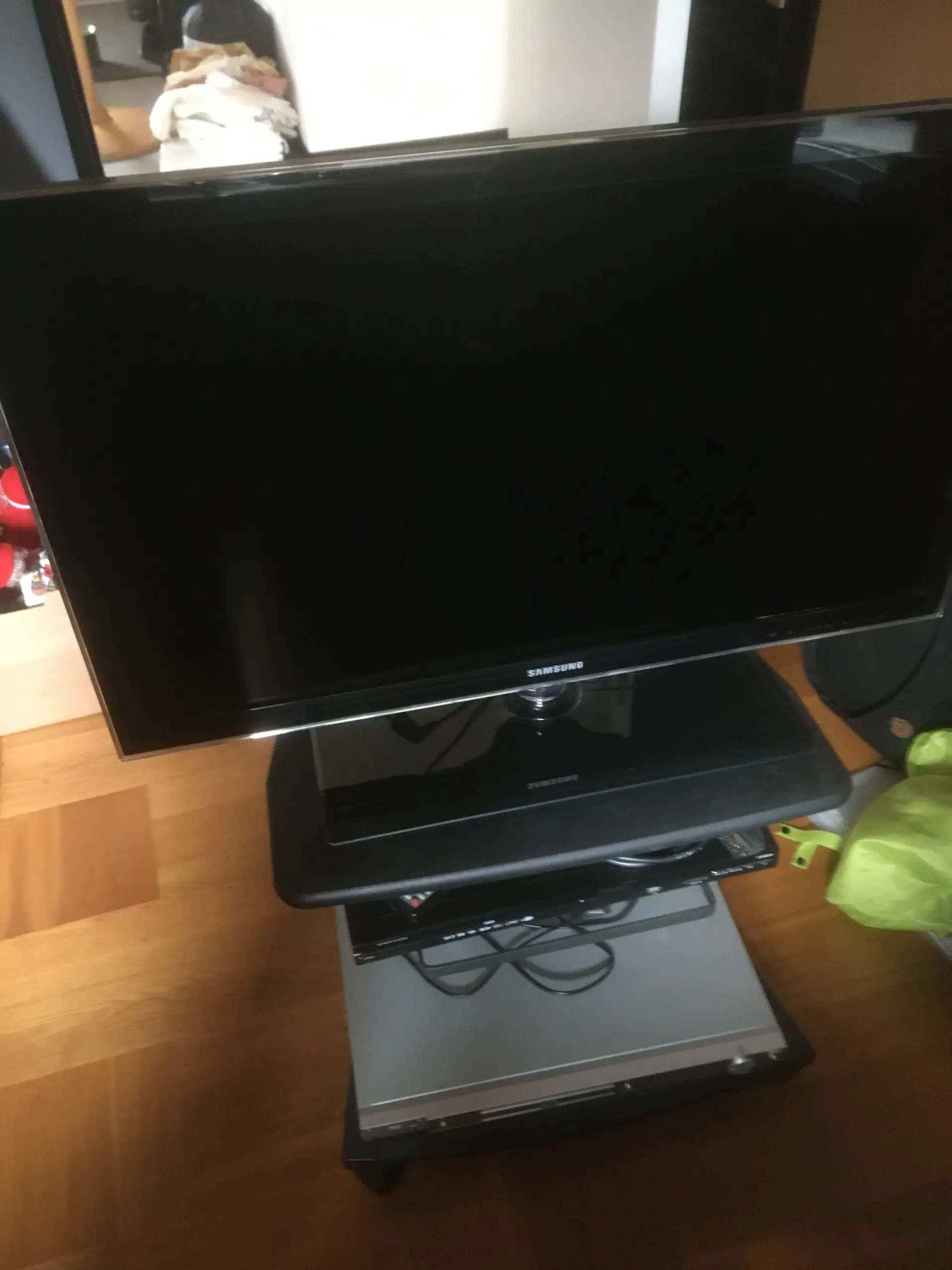 Samsung TV incl bord og DVD afspiller