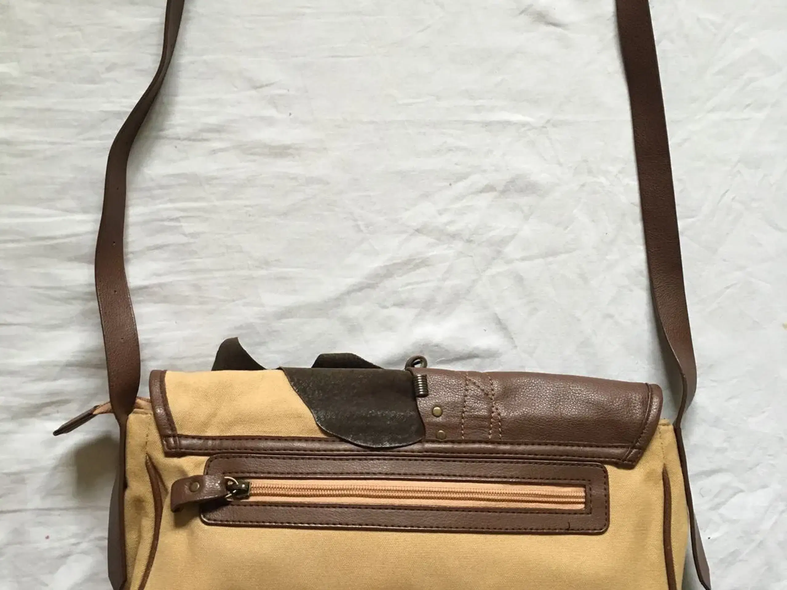 Beige og brunfarvet taske