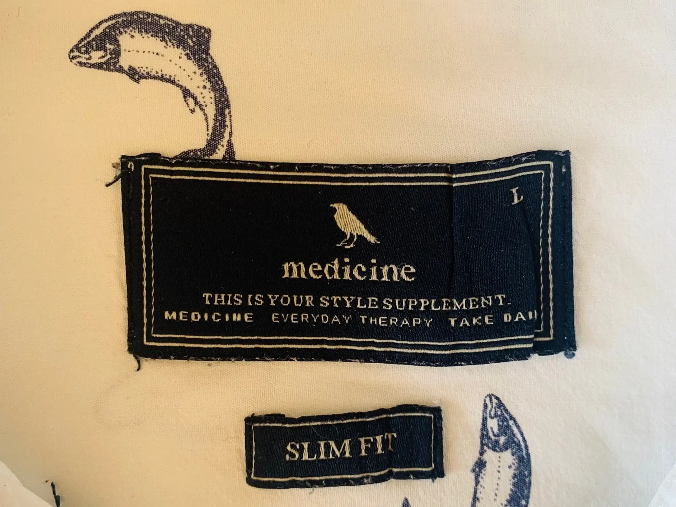 Medicine slim fit skjorte m fiskemotiv (str L)