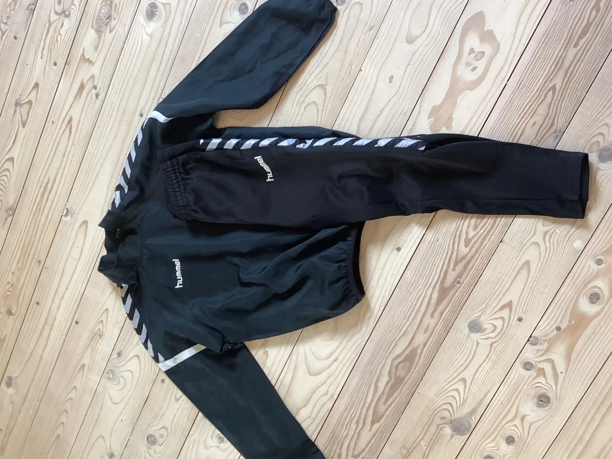 Fodboldbukser og windbreaker