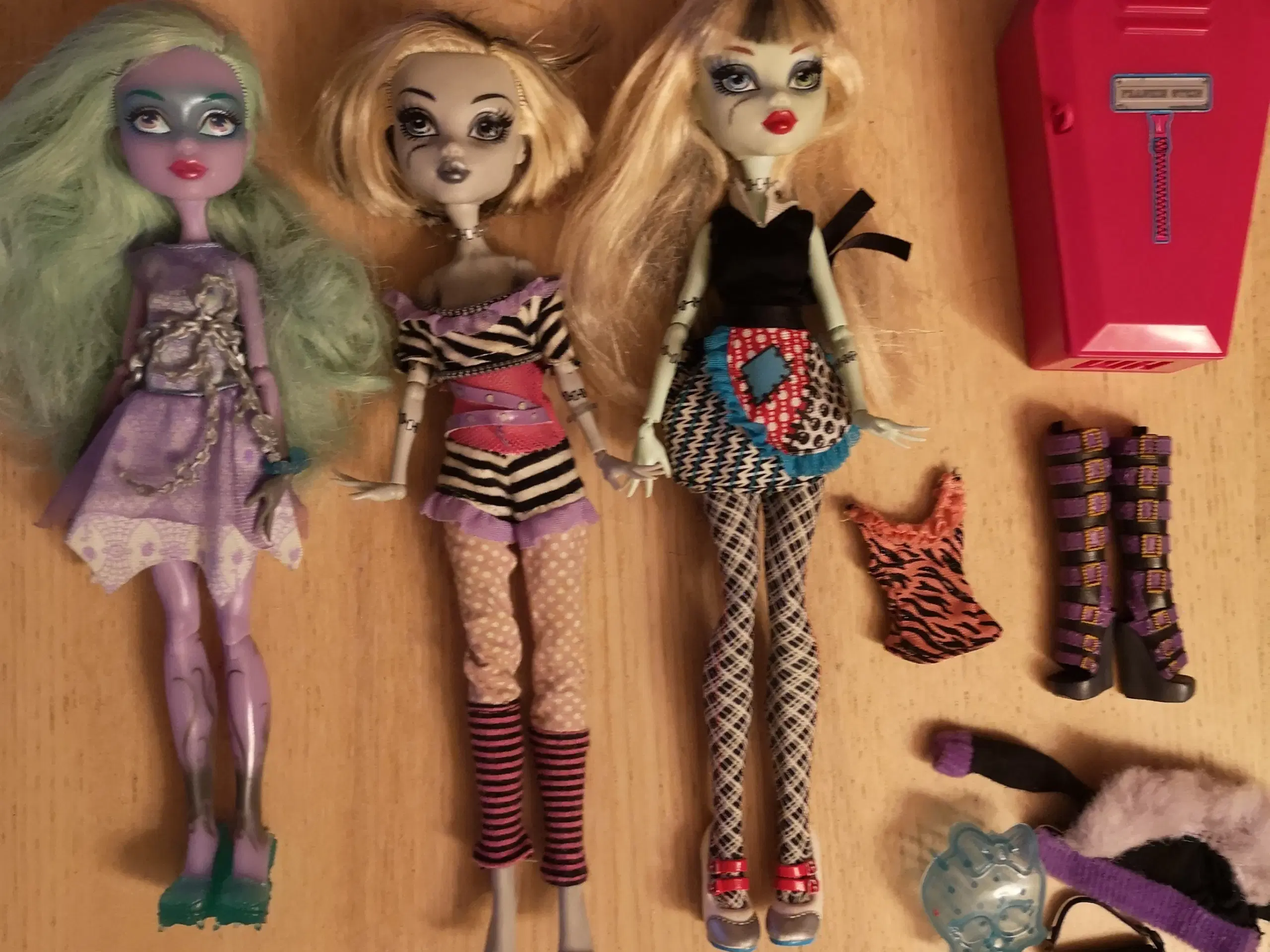 3 Monster High Dukker