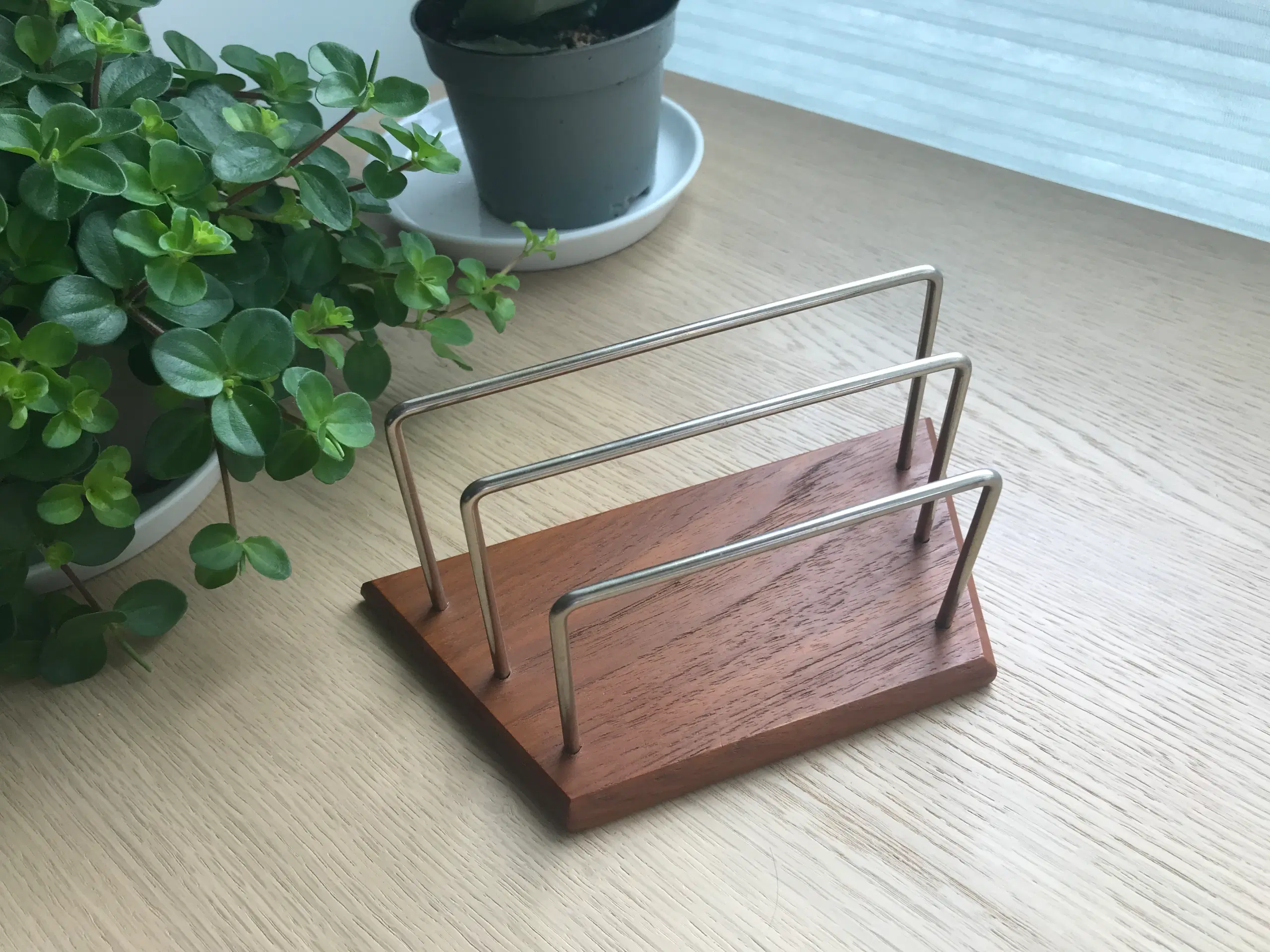 Retro brevholder - teak plade og messing - 2 rum