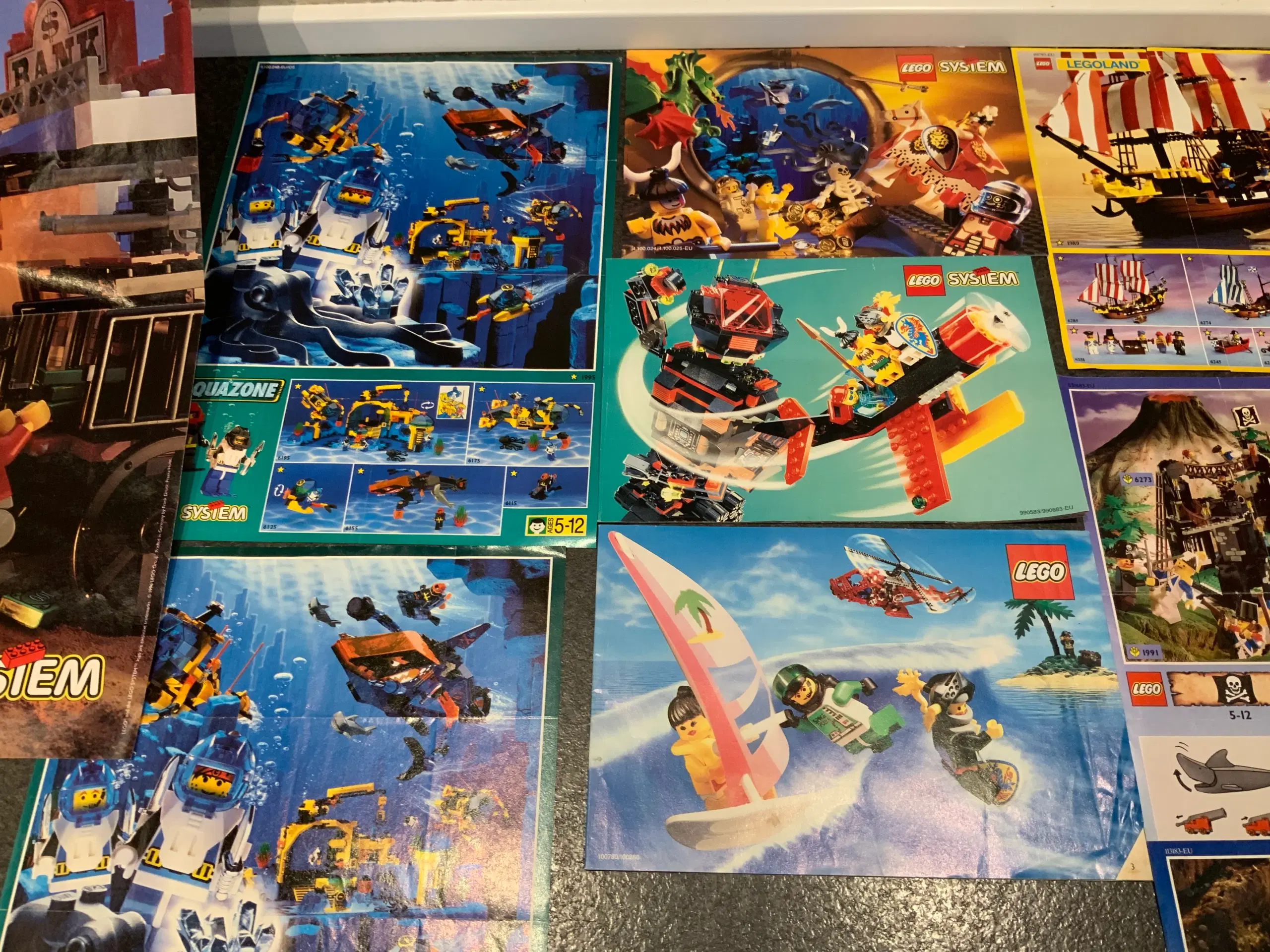 Lego plakater og gamle hæfter