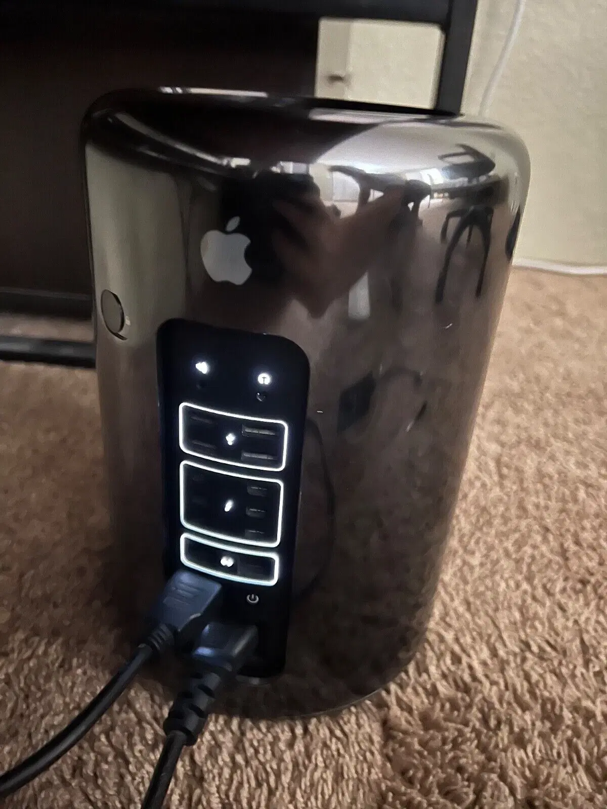 Mac Pro 2013 med Apple 24 tommer skærm og tastatur